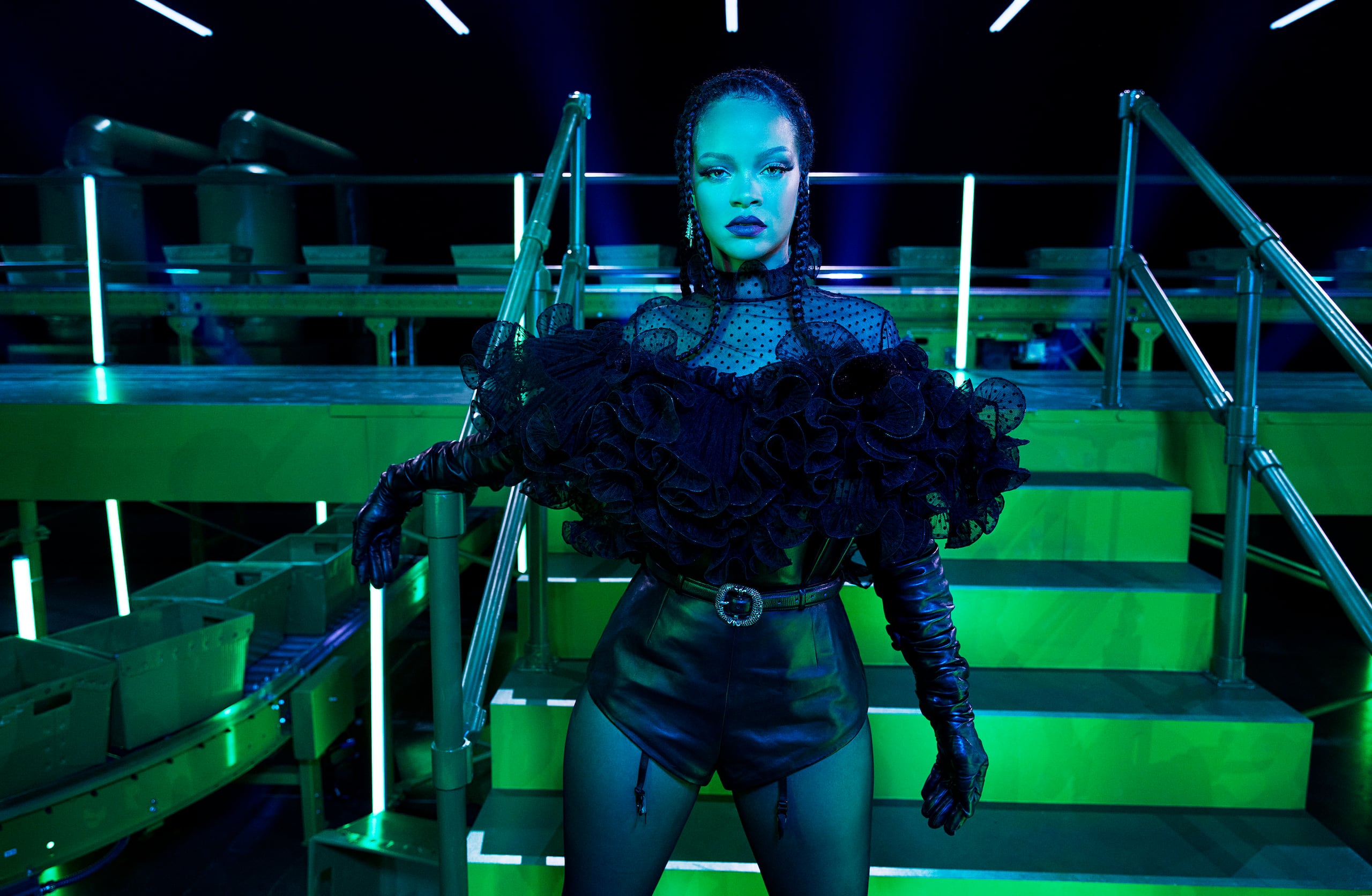 No es la primera vez que Rihanna escandaliza al mundo por su vestimenta. En 2022, fue señalada por salir a la calle en lencería durante su primer embarazo.