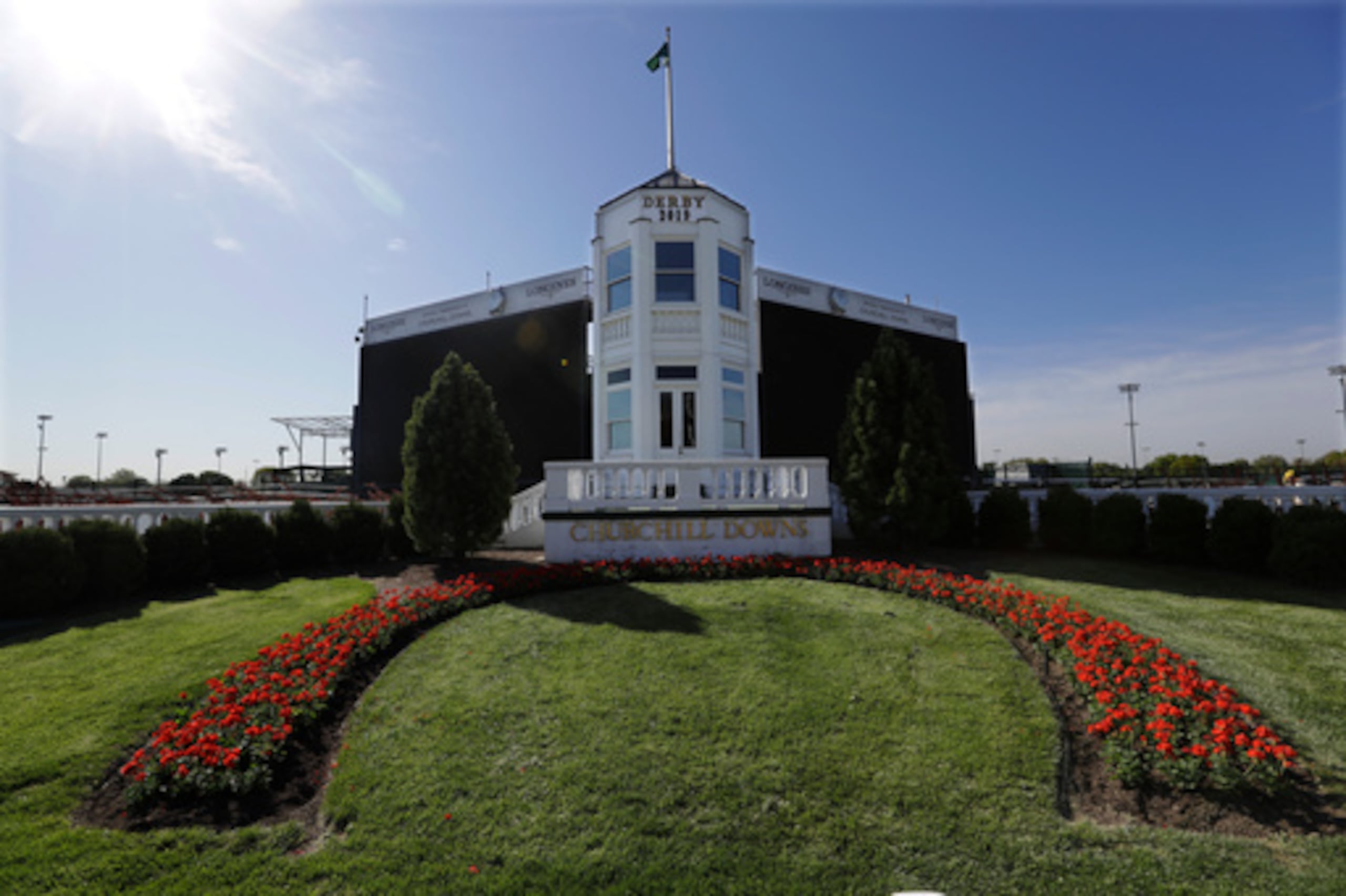 ARCHIVO - El círculo de ganadores en Churchill Downs está vacío, miércoles 22 de abril de 2020, en Louisville, Kentucky (AP Photo/Darron Cummings, File)