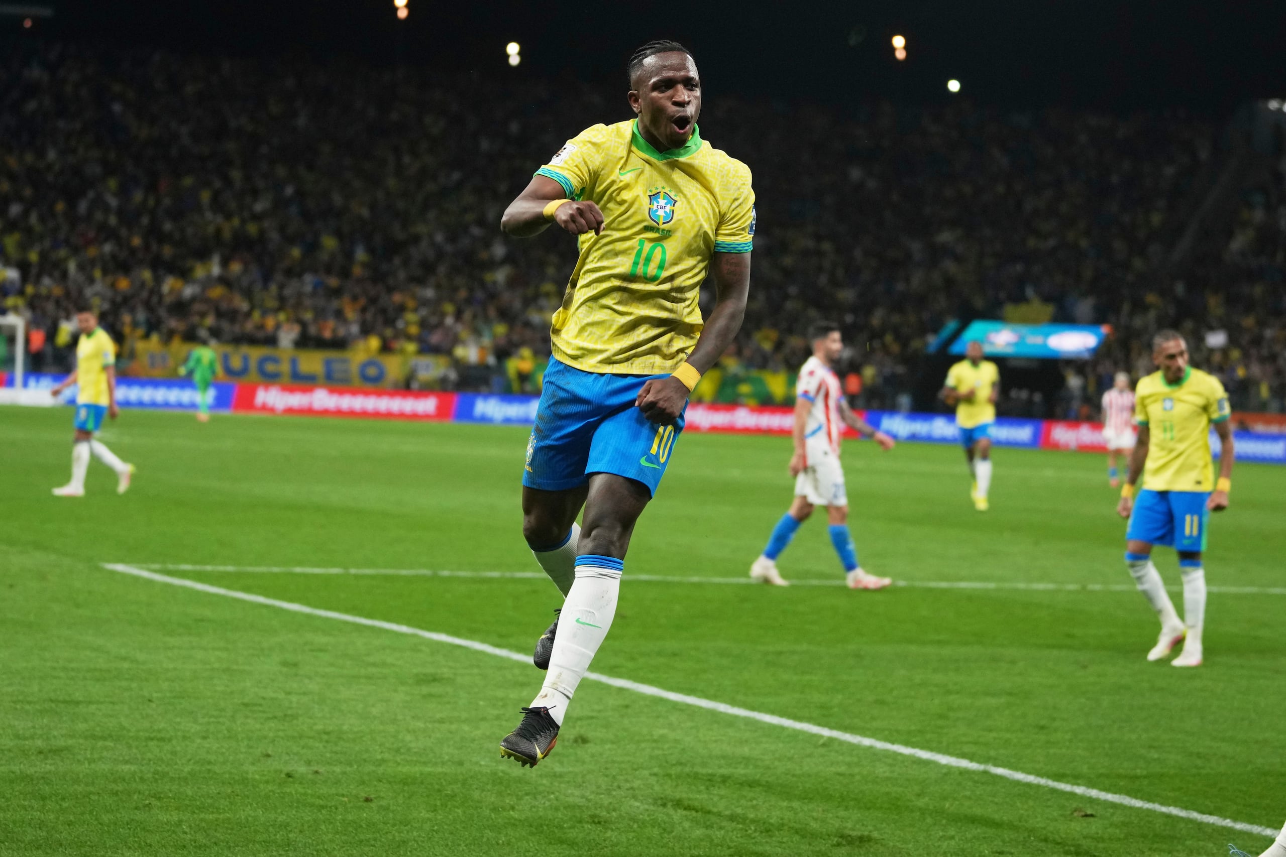 Vinicius Junior, de la selección de Brasil, festeja tras anotar ante Paraguay en la eliminatoria mundialista.