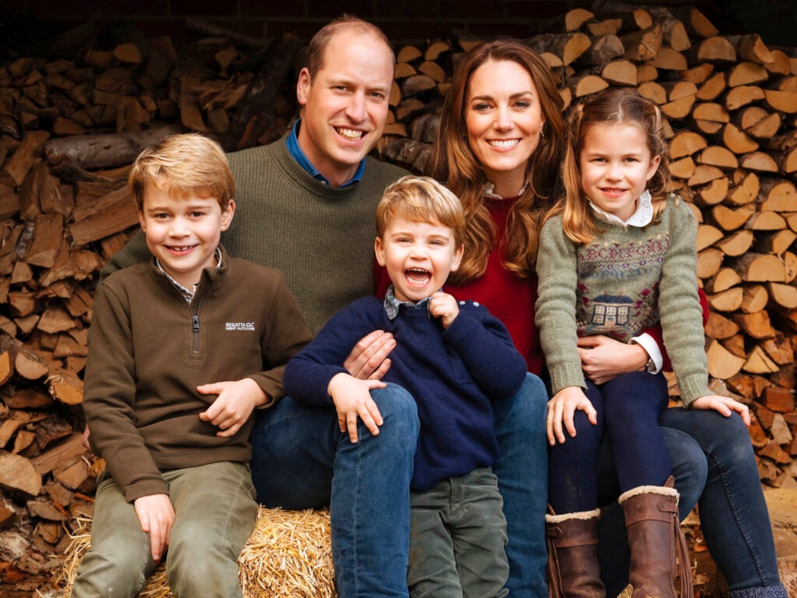 Esta imagen de otoño de 2020 proporcionada por el Palacio de Kensington el 16 de diciembre de 2020 muestra la tarjeta de Navidad de 2020 del príncipe William, Kate y sus hijos George Charlotte y Luis.