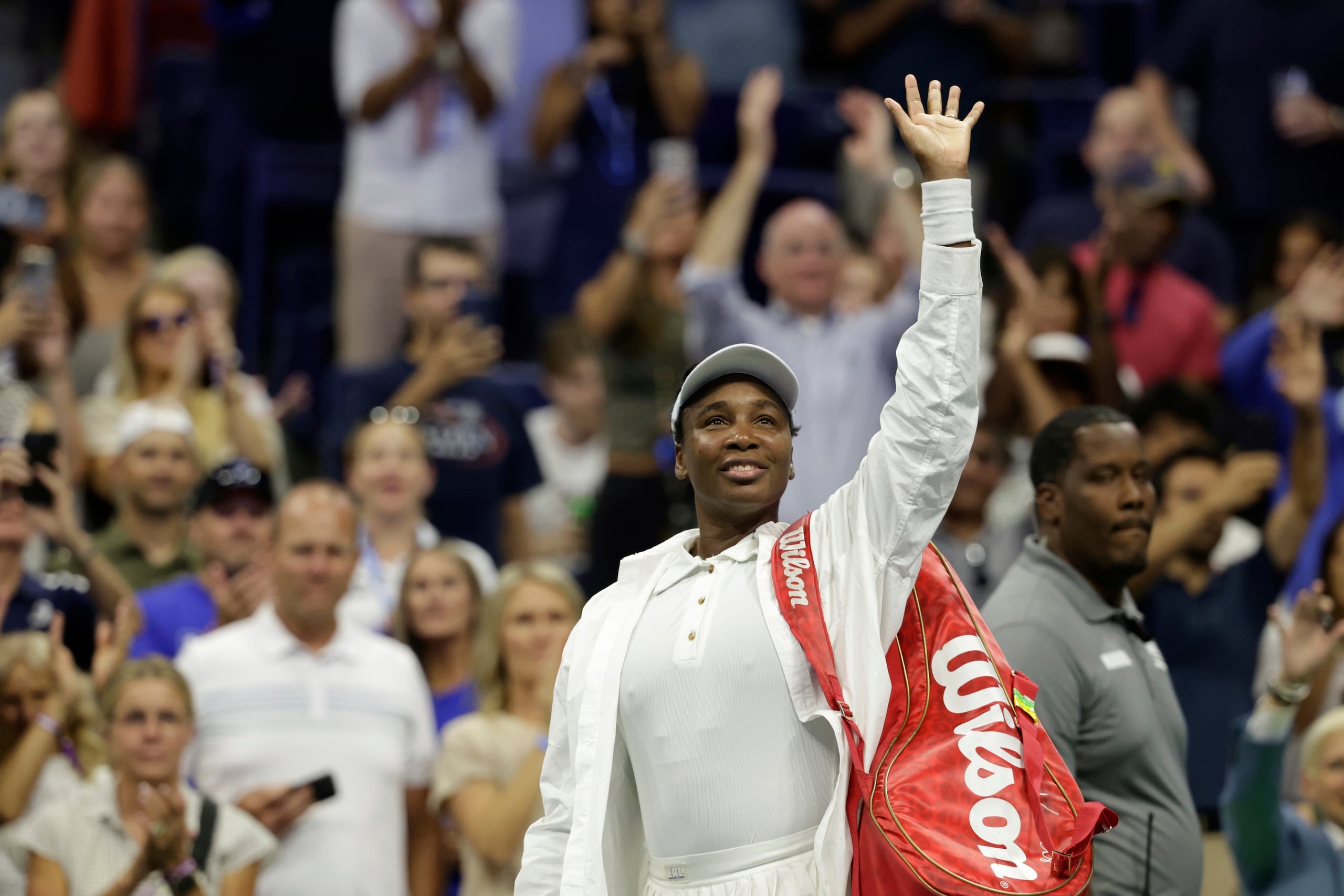 La estadounidense Venus Williams agradece al público luego de ser eliminada por la checa Karolina Muchova en el Abierto de Estados Unidos.