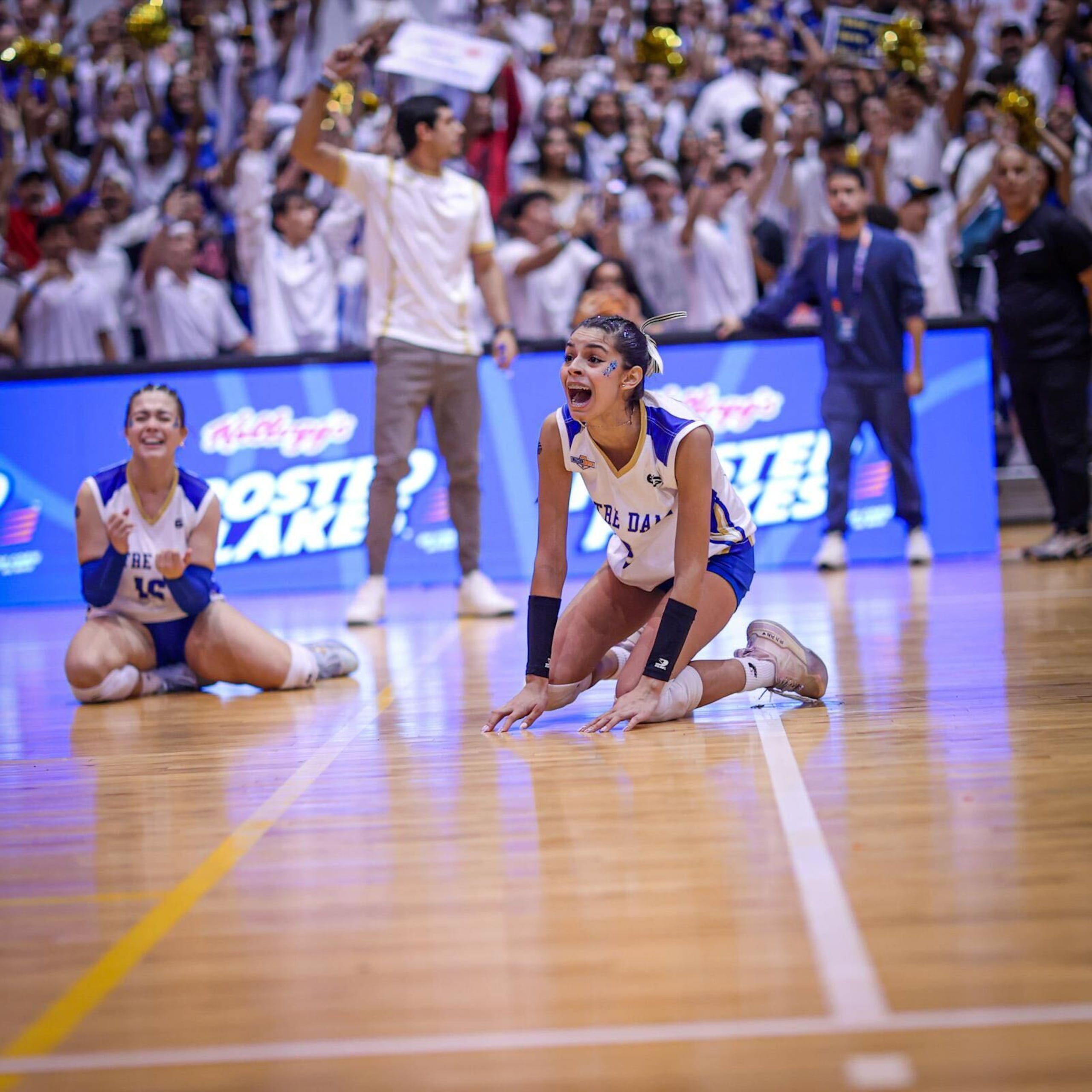 Daiangelie González y Yadializ Rivera, jugadoras del Colegio Notre Dame, celebran tras ganar la final femenina de la Copa Buzzer Beater.