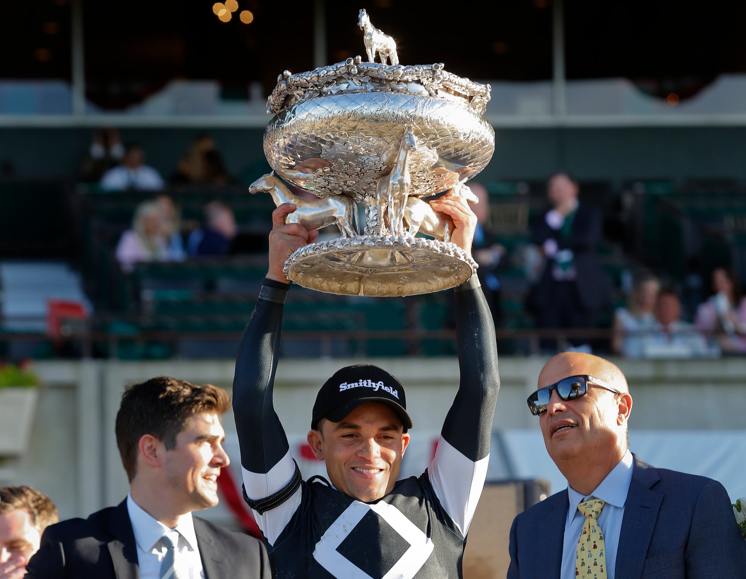 En esta foto de archivo, el jinete Joel Rosario, en el centro, sostiene el Trofeo Belmont de agosto después de ganar la 151ª carrera de caballos Belmont Stakes, el sábado 8 de junio de 2019, en Elmont, Nueva York. El ganador de la Triple Corona Justify, Caballo del Año 2017 Gun Runner y el jinete Joel Rosario han sido elegidos para el Museo Nacional de Carreras y el Salón de la Fama en su primer año de elegibilidad.