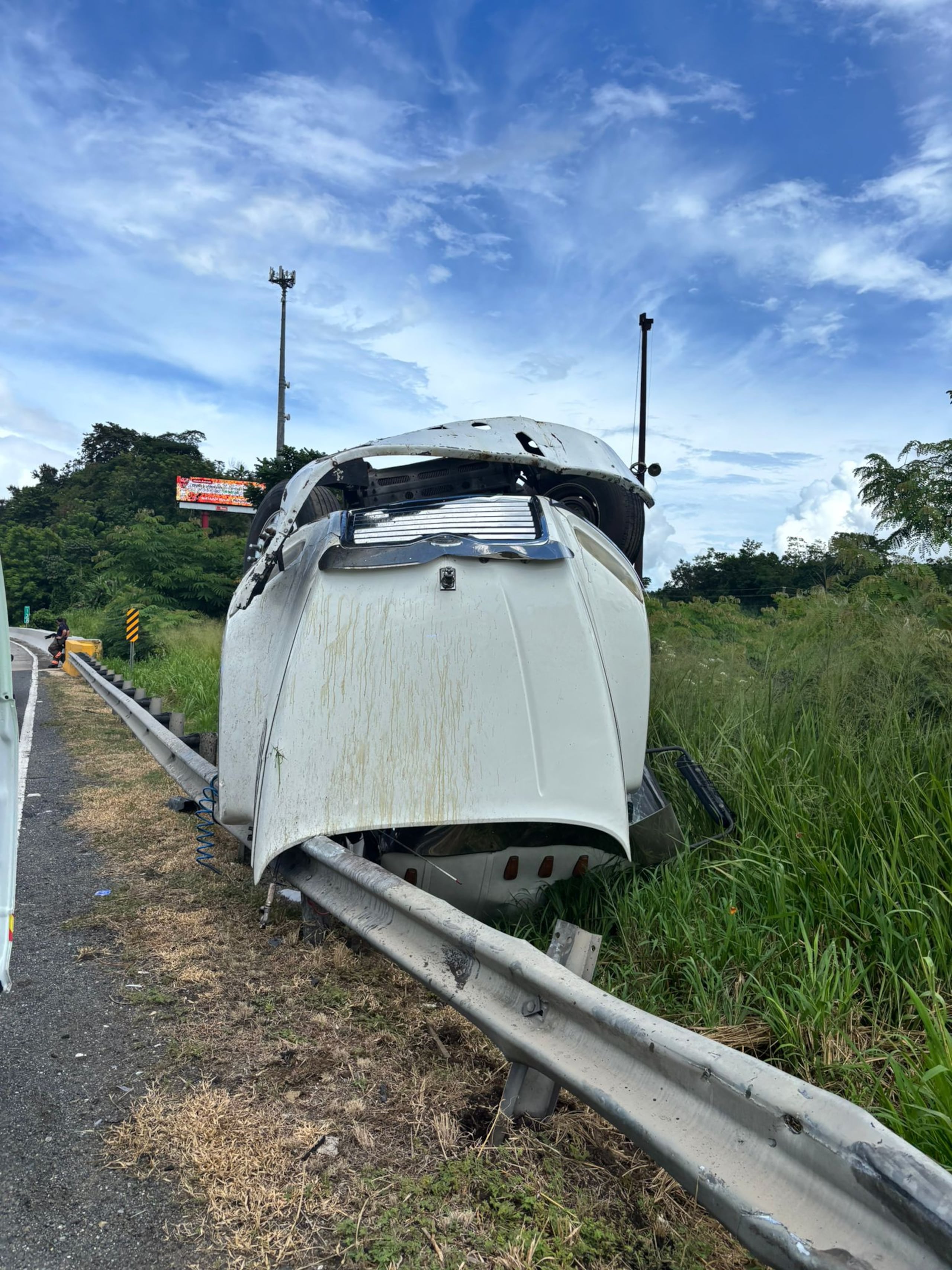 Imagen del accidente de tránsito con un camión volcado, en el kilómetro 13.8 de la autopista Luis A. Ferré (PR-52), en dirección de Caguas a San Juan.