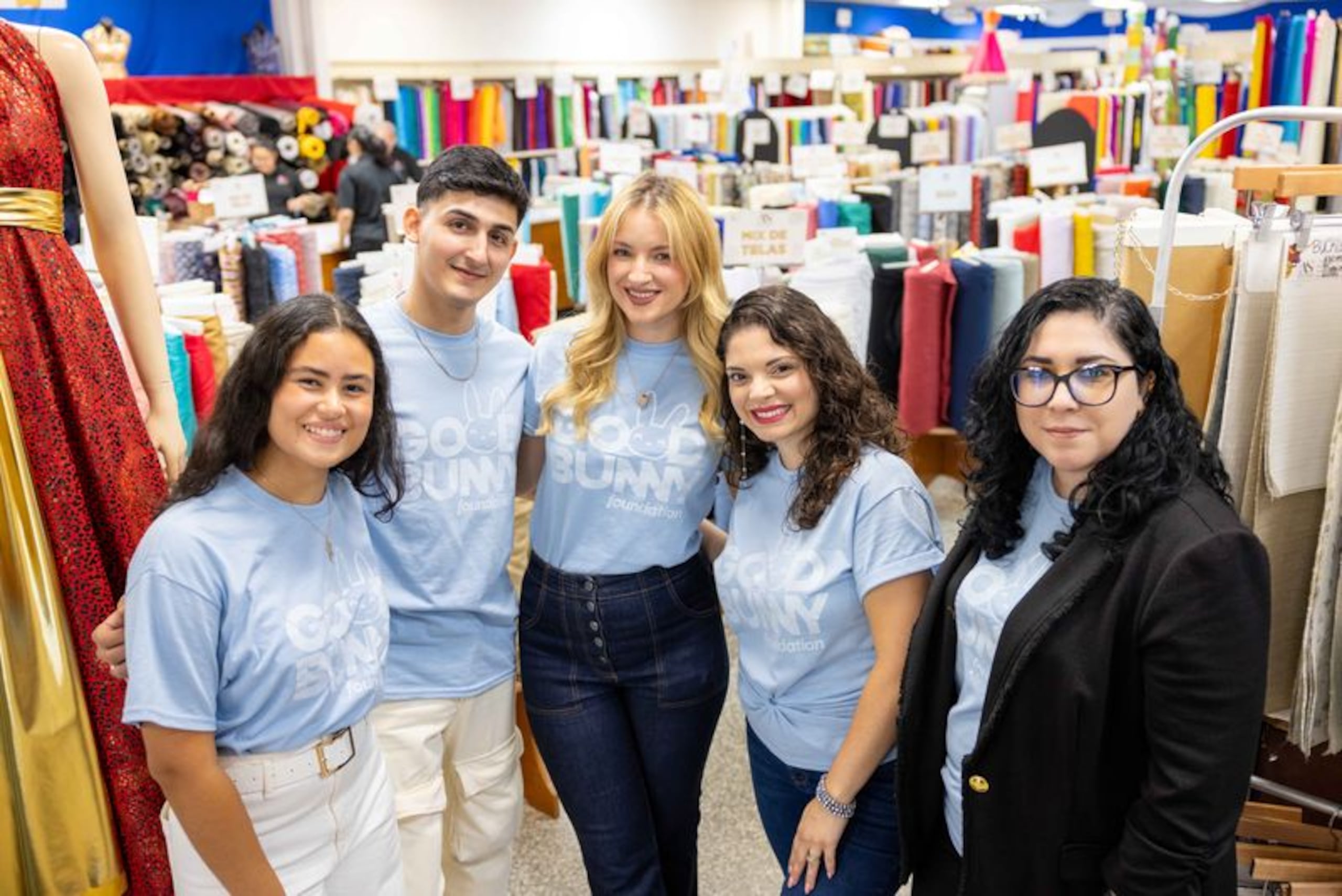 Estudiantes apoyados por la Fundación Good Bunny