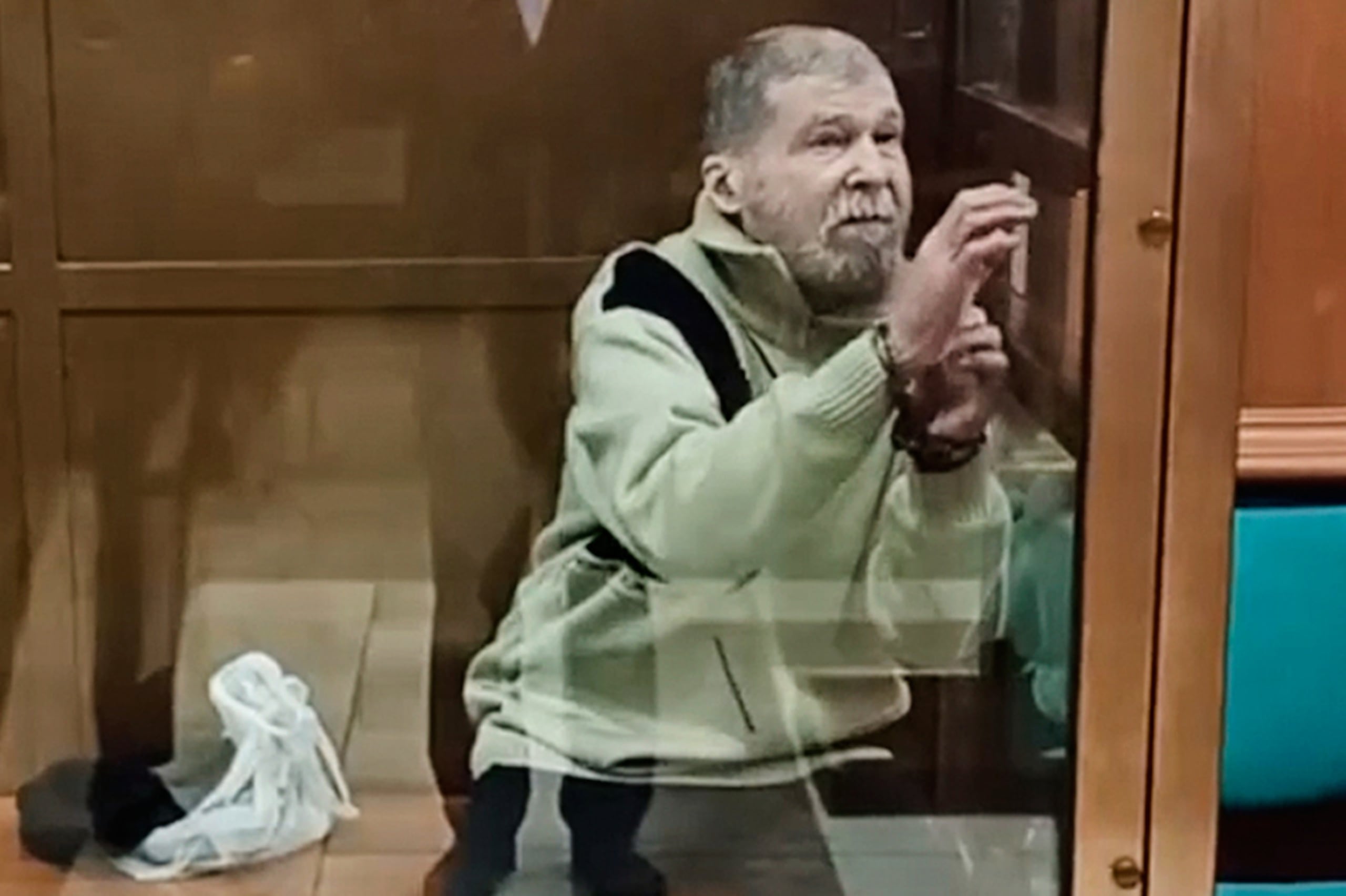 Stephen Hubbard dentro de una jaula de cristal durante una sesión judicial en el Tribunal Municipal de Moscú, Rusia, el 7 de octubre de 2024.