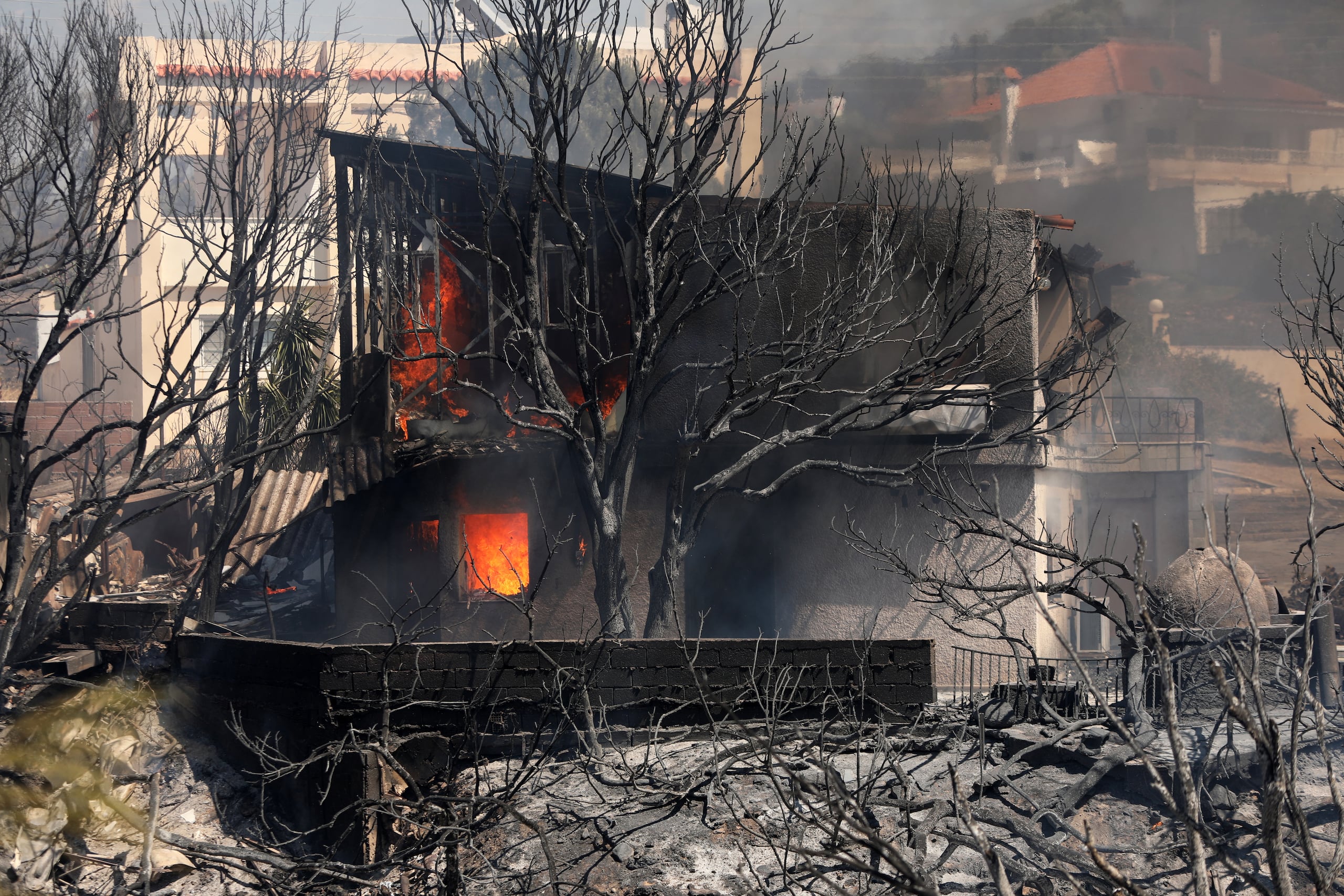 Toda el área metropolitana de Atenas, así como varias islas del Egeo, estaban en el Nivel cuatro de una escala de cinco niveles para el peligro de incendios forestales.