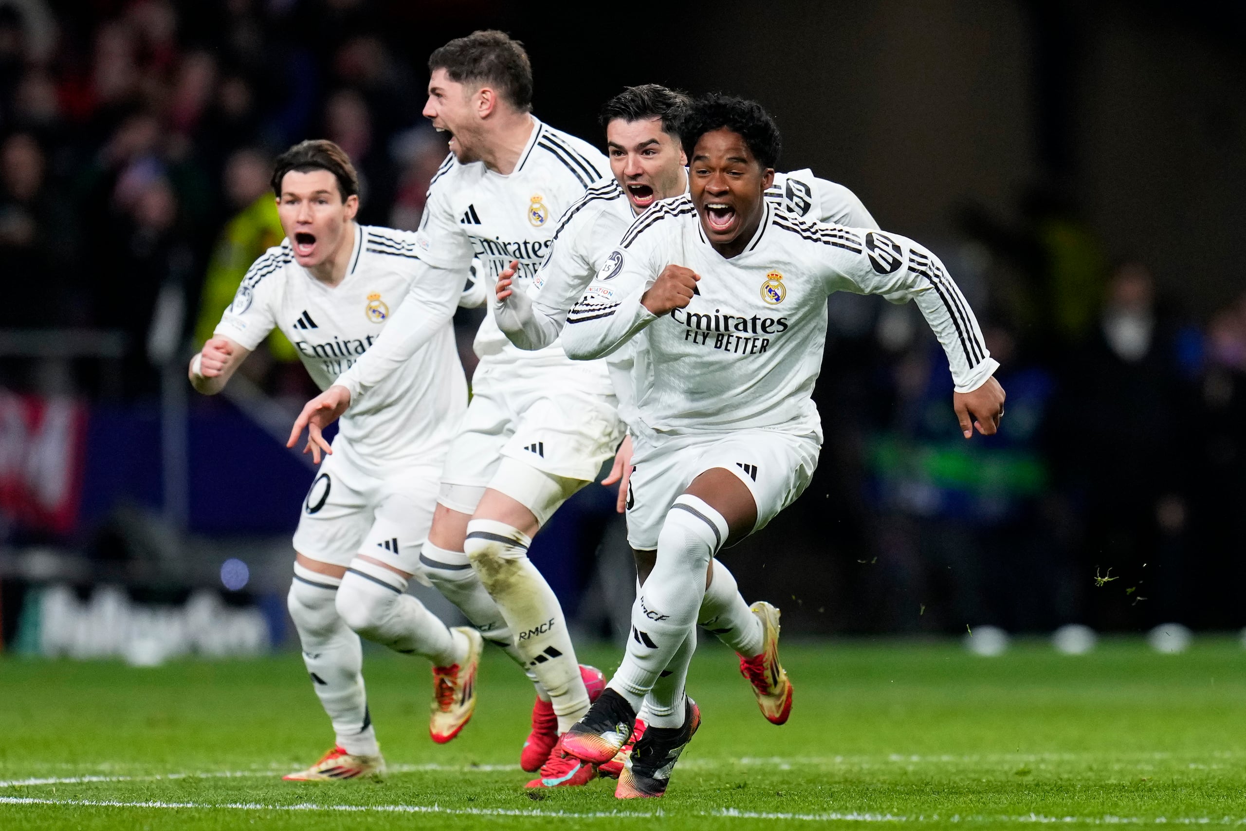 Endrick celebra con sus compañeros del Real Madrid al final de la tanda de penales del duelo de vuelta de los octavos de final de la Liga de Campeones para vencer al Atlético de Madrid el miércoles 12 de marzo del 2025. (AP Foto/Manu Fernandez)