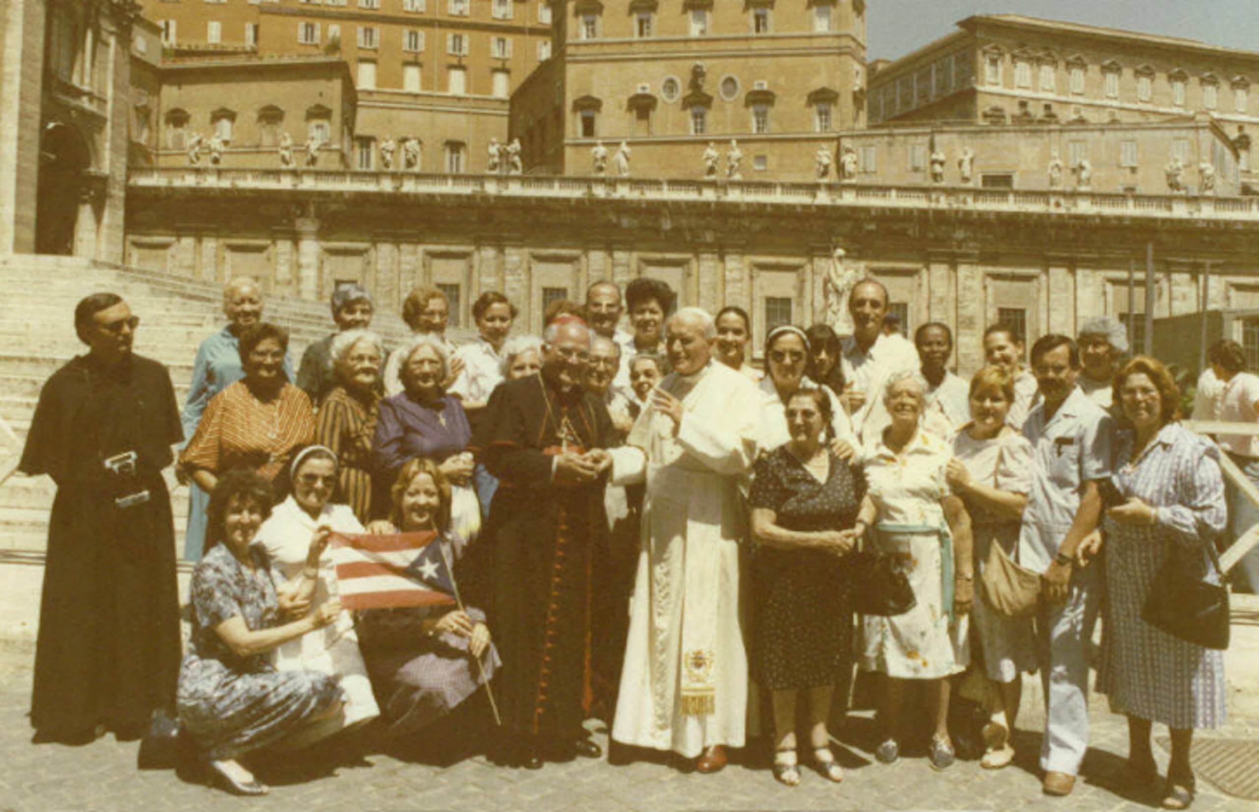 San Juan Pablo II recibió en julio de 1984 a un grupo de boricuas en el Vaticano y les anunció su visita a la Isla. Con la bandera de Puerto Rico, Miriam Ramos Rodríguez.