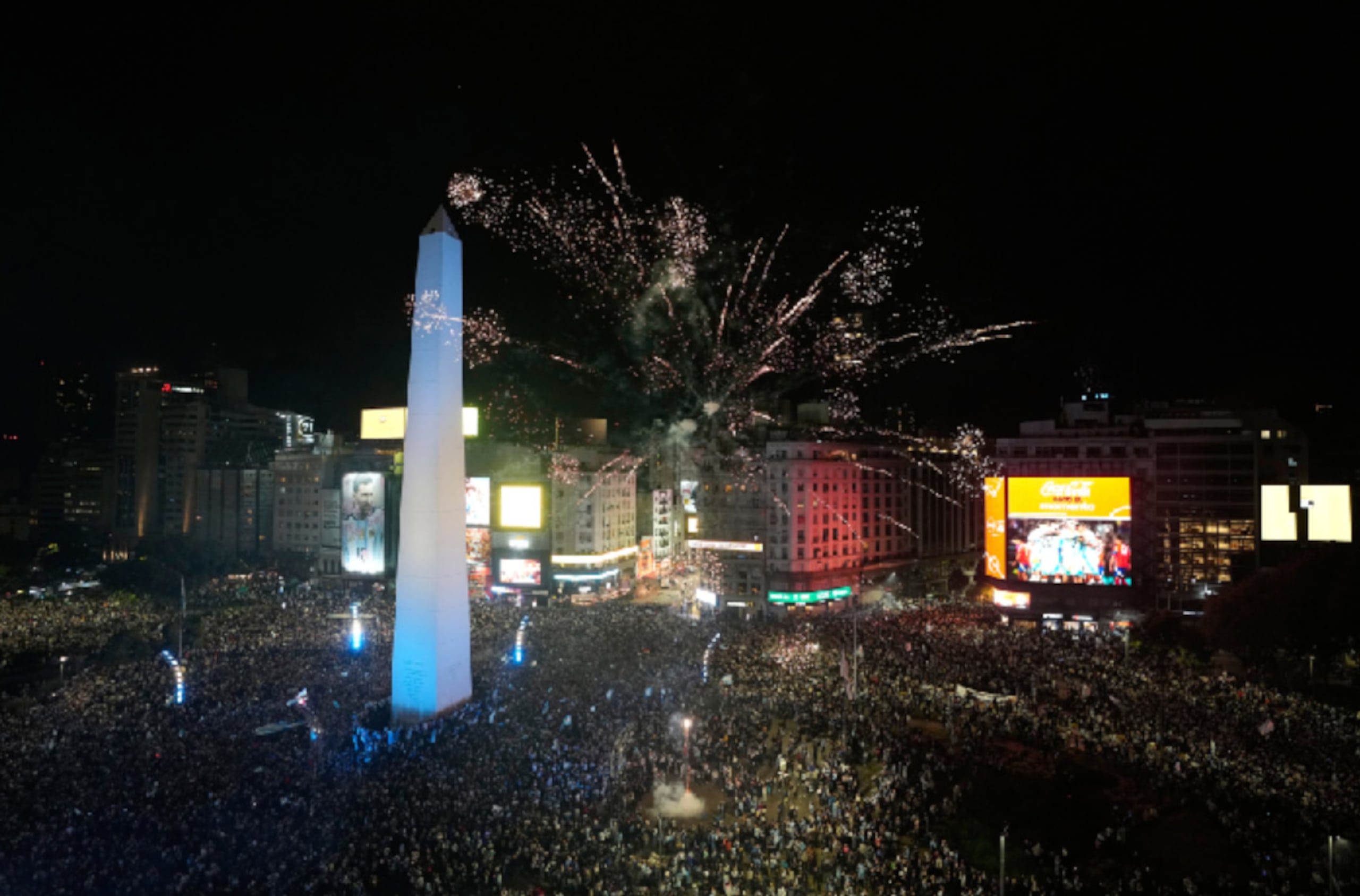 Una multitud celebra en torno del Obelisco de Buenos Aires el triunfo de Argentina en la semifinal mundialista ante Inglaterra, el miércoles 15 de julio de 2026 (AP Foto/Natacha Pisarenko)