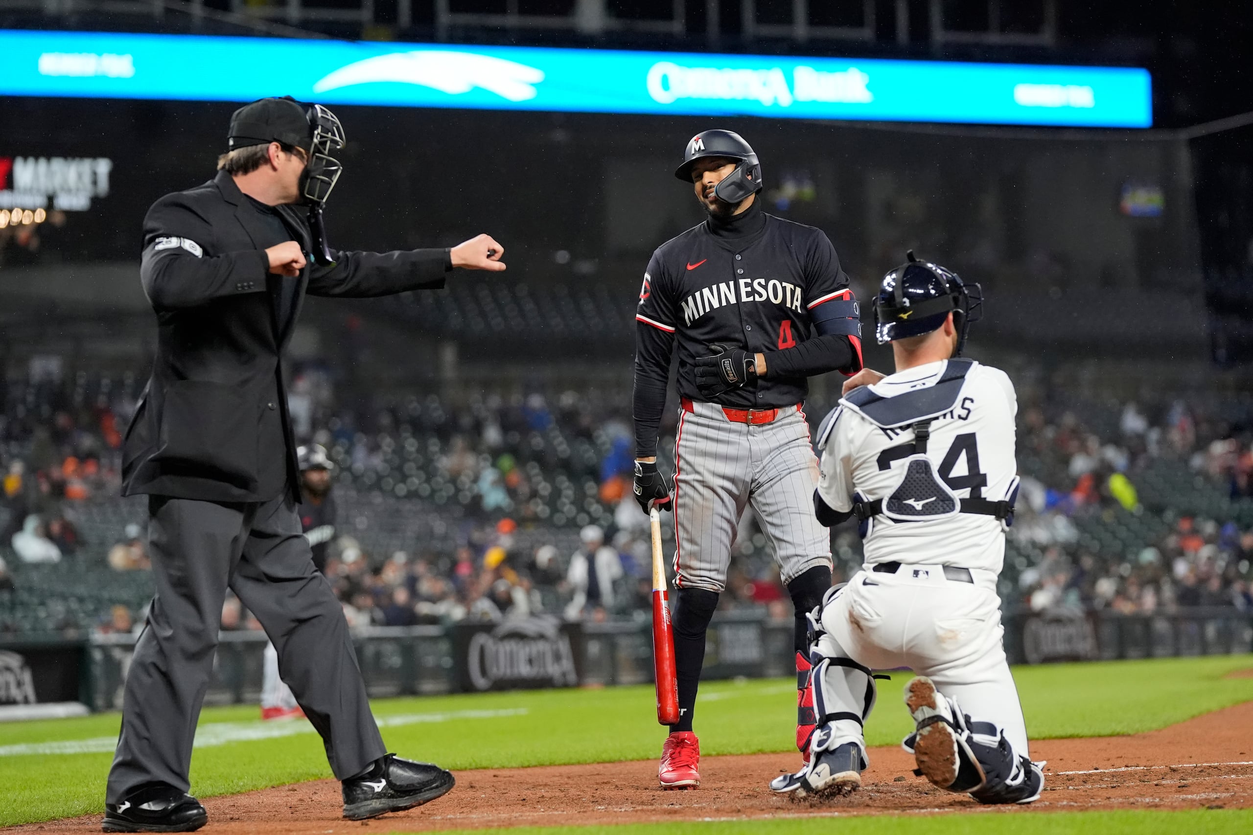 Carlos Correa sintió un dolor en el costado derecho durante el partido contra los Tigers de Detroit el 12 de abril.