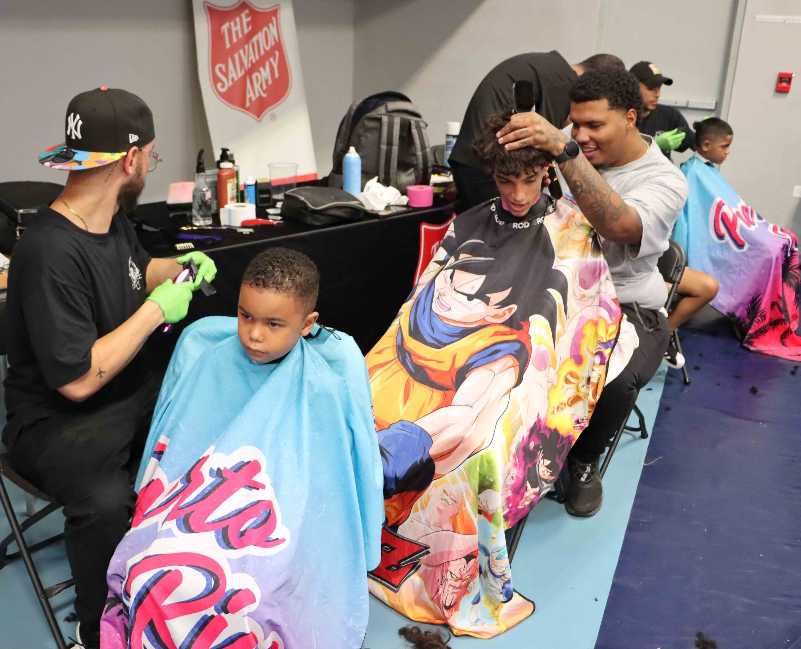 Durante la actividad, los niños recibieron materiales escolares, meriendas y cortes de cabello.