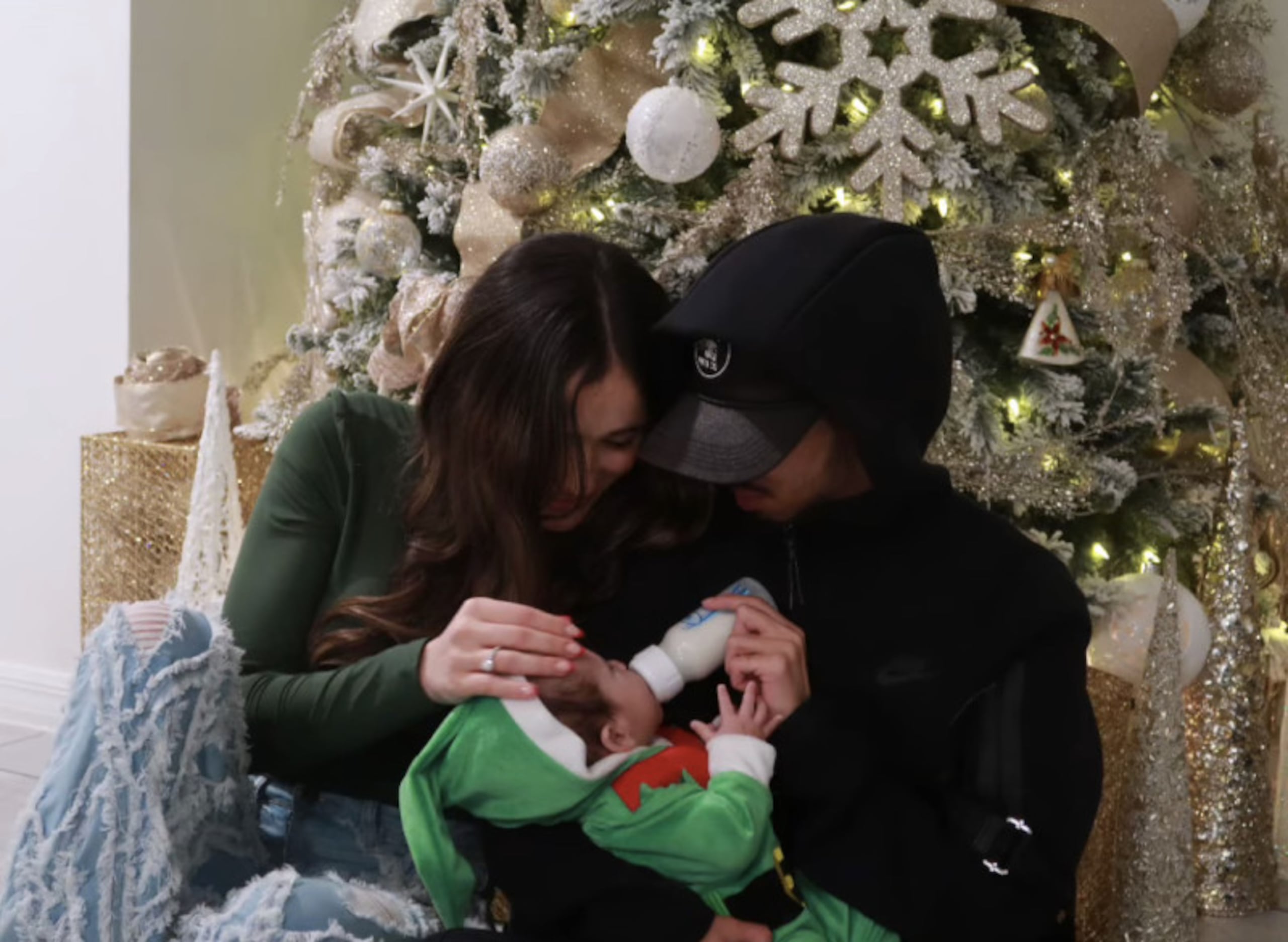Austin Santos Jr., hijo de Arcángel, reveló este miércoles día de Navidad el nacimiento de su bebé.