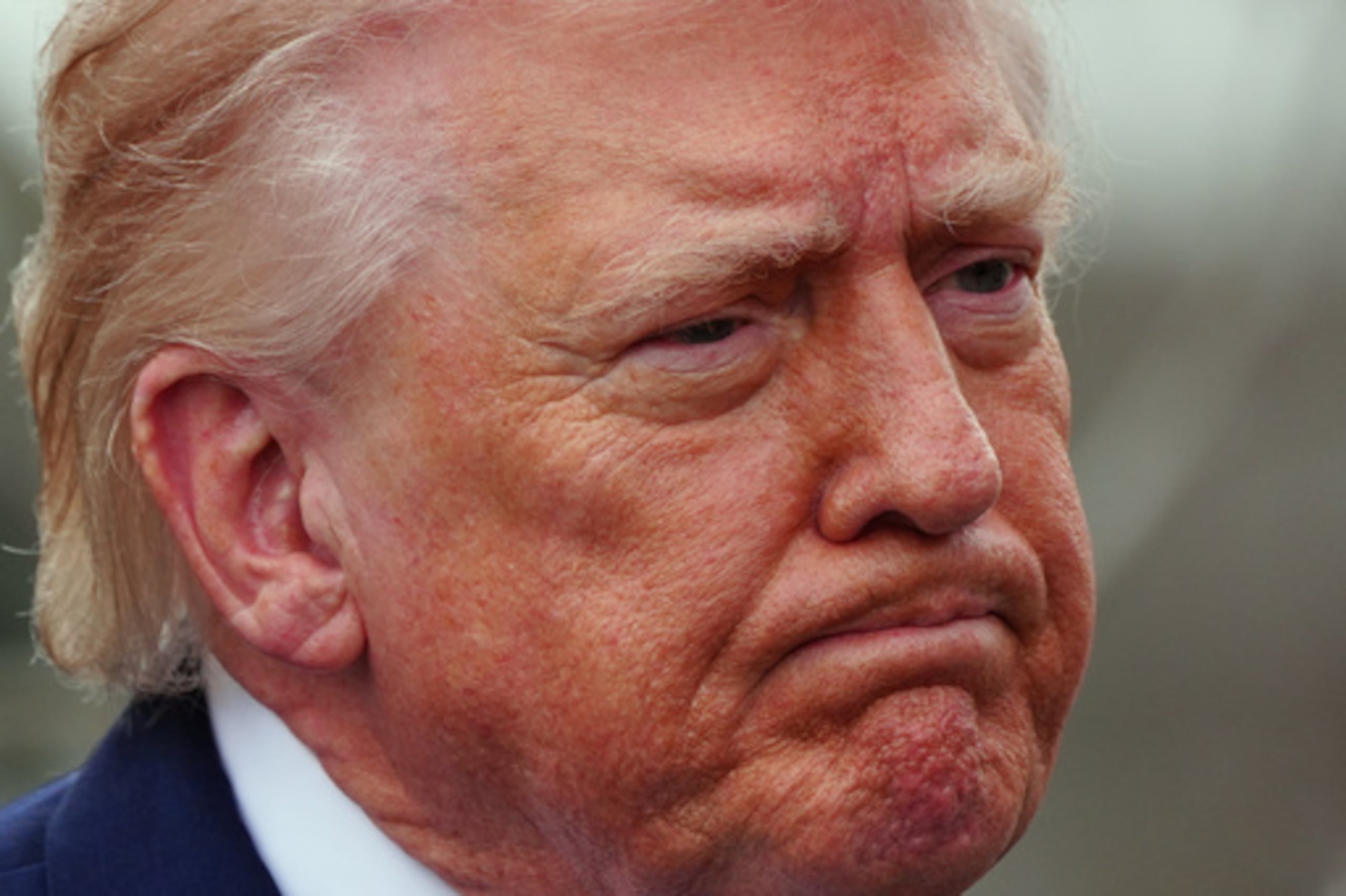 El presidente Donald Trump habla con reporteros entes de viajar en el Marine One desde el Jardín Sur de la Cas Blanca, el viernes 20 de marzo de 2026, en Washington. (AP Foto/Alex Brandon)