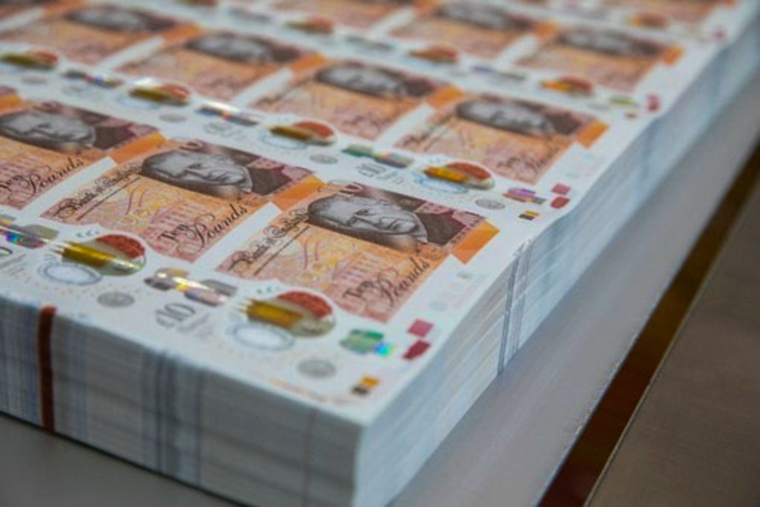 Los flamantes billetes de 5, 10, 20 y 50 libras esterlinas con el rostro del rey Carlos III se desvelaron este martes en una exposición en el Banco de Inglaterra que explora además la evolución de los métodos de pago, el auge de los criptoactivos y las divisas digitales. 'El Futuro del dinero', abierta al público entre este miércoles y el próximo septiembre, captó la atención de la prensa en buena medida por la exhibición por primera vez de los billetes de polímero con el busto del monarca de 75 años, que entrarán en circulación en el Reino Unido el 5 de junio. EFE/ Banco De Inglaterra SOLO USO EDITORIAL SOLO DISPONIBLE PARA ILUSTRAR LA NOTICIA QUE ACOMPAÑA (CRËDITO OBLIGATORIO)