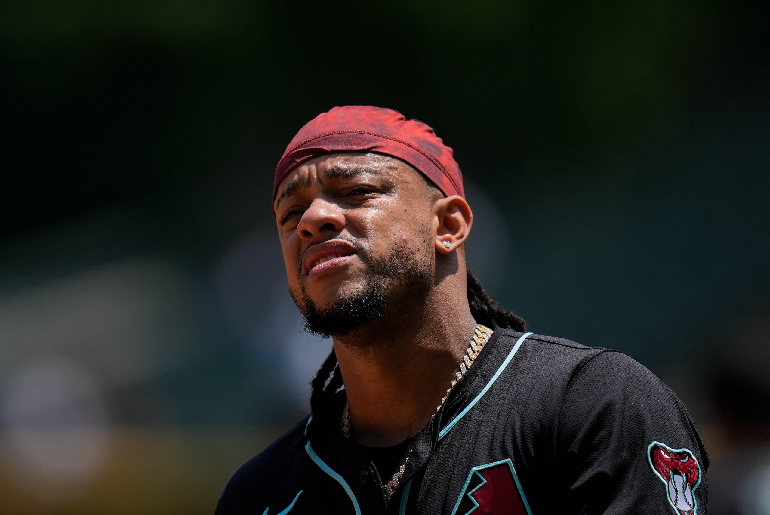 El dominicano Ketel Marte, de los Diamondbacks de Arizona, calienta antes de un juego esta temporada.