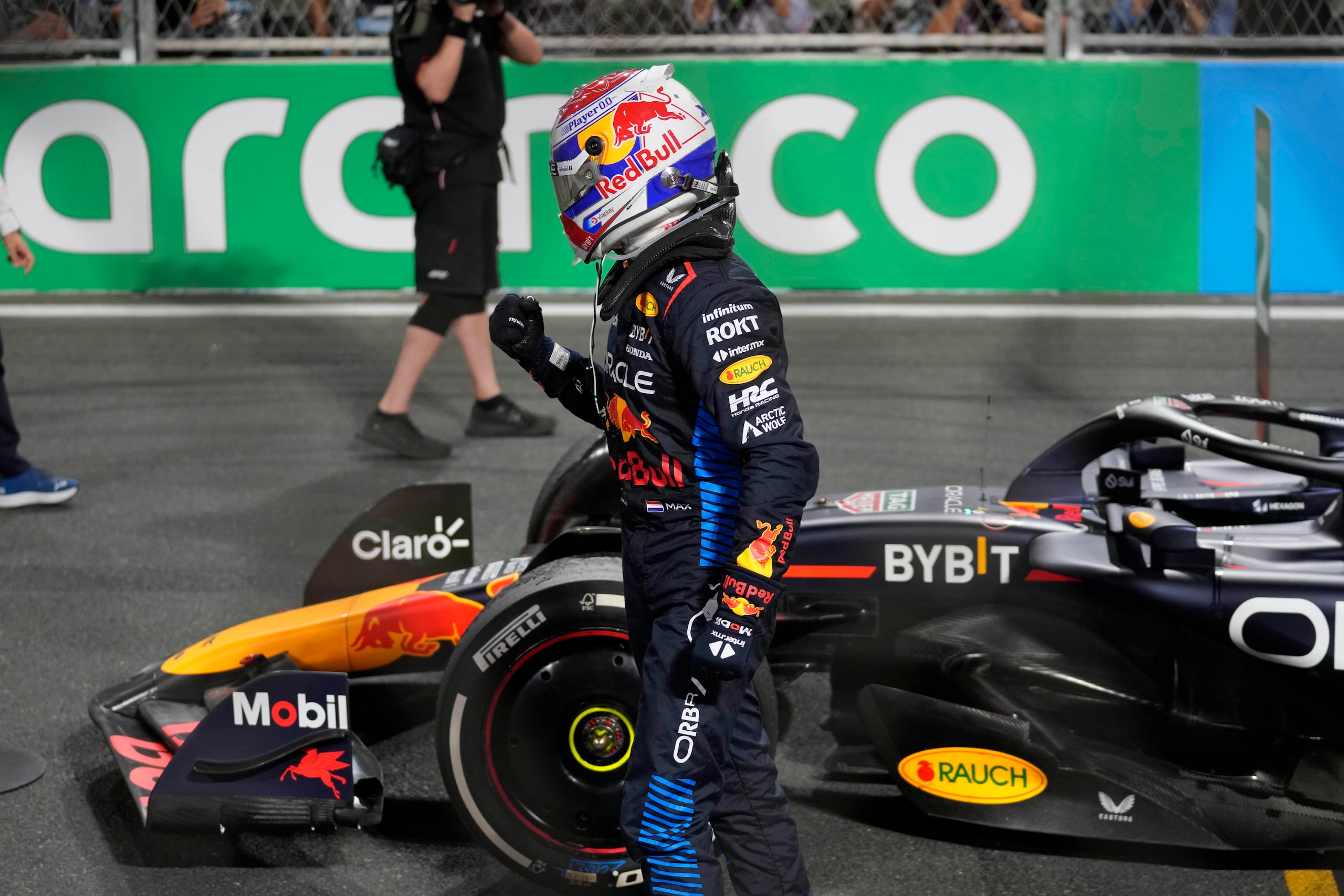 Max Verstappen, piloto de Red Bull Racing, celebra tras ganar el Gran Premio de Arabia Saudí.