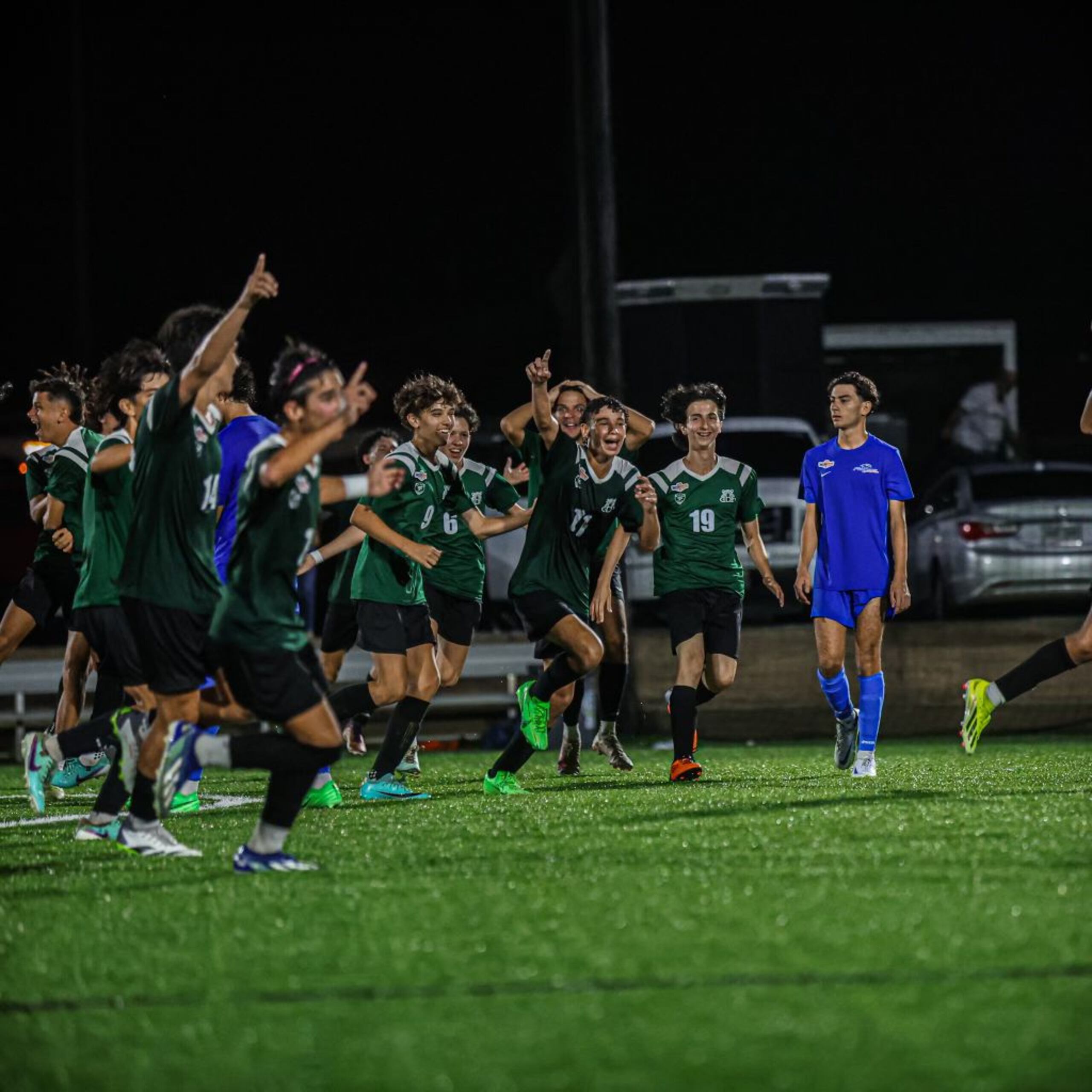 Los jugadores de la institución Cedin celebran el campeonato de la copa Buzzer Beater 2024.