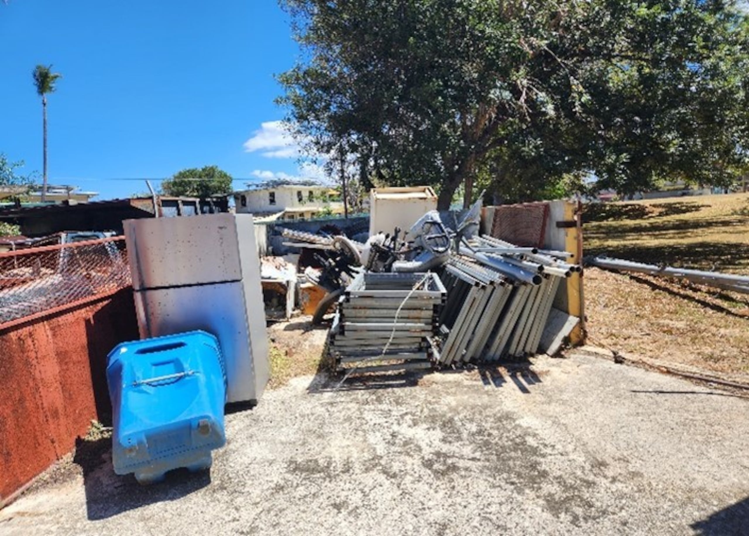 Los equipos, materiales y equipos para decomisar, se mantenía junto a equipo en uso, en área abierta rodeada de cyclone fence