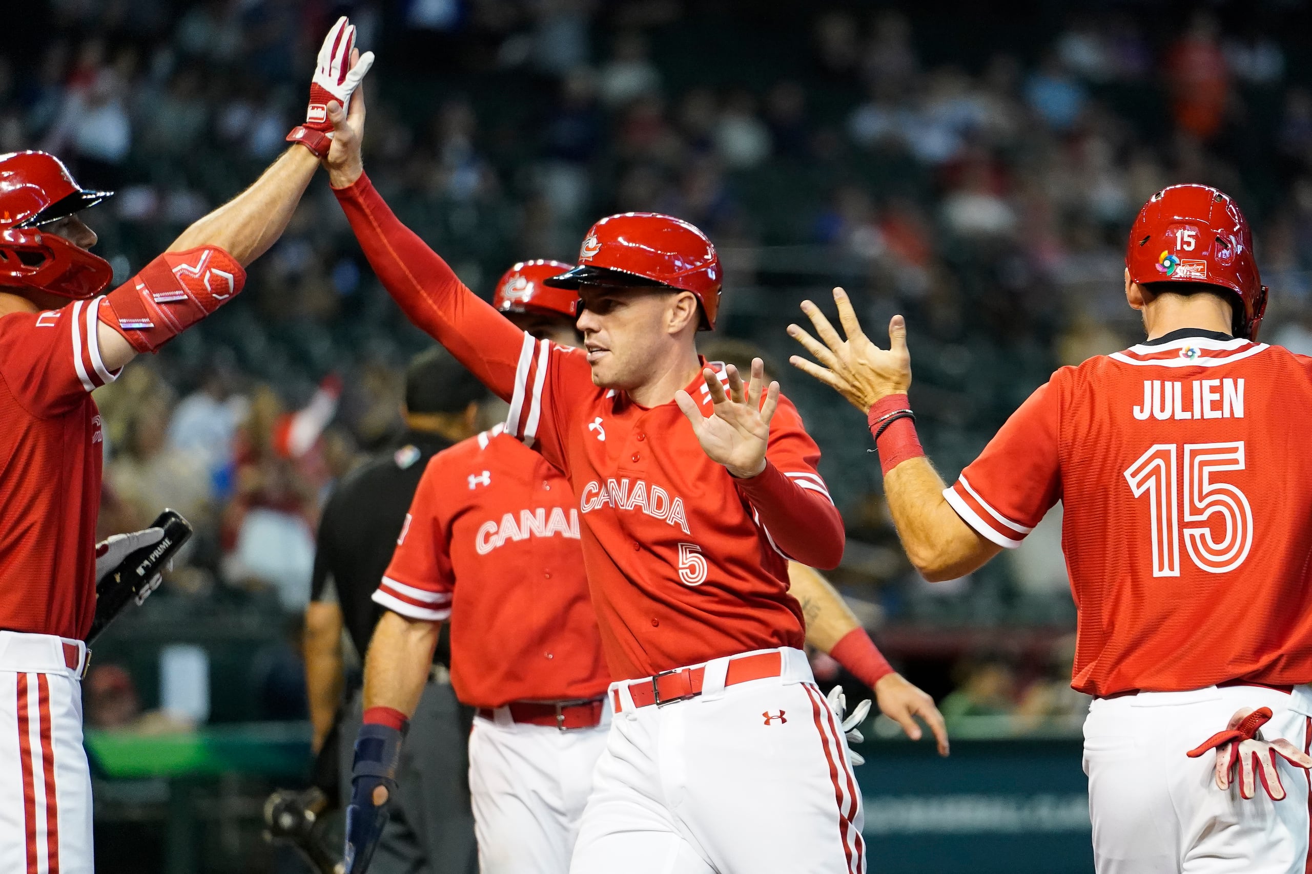 Freddie Freeman (5), de Canadá, quitó su nombre del listado de jugadores disponibles para jugar por Canadá. Se desconocen las razones o si hubiera sido un jugador aprobado para jugar.