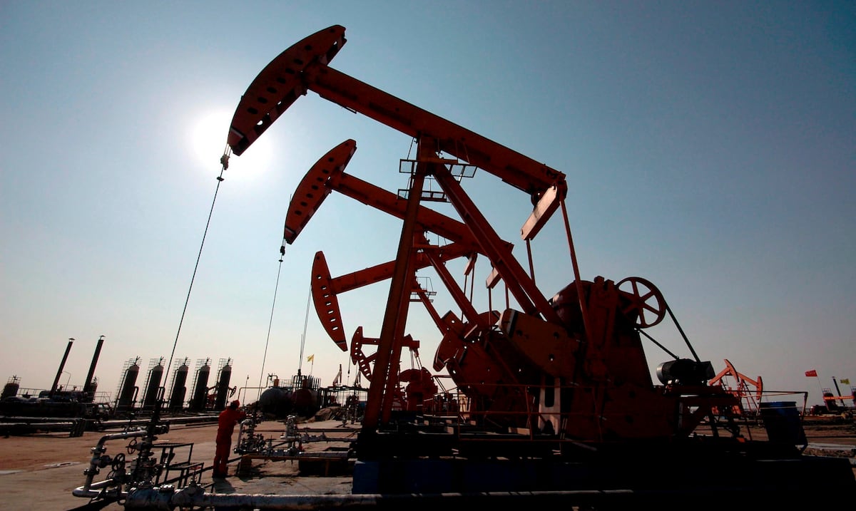 Cae el petróleo mientras se intensifica el riesgo de crisis en el estrecho de Ormuz
