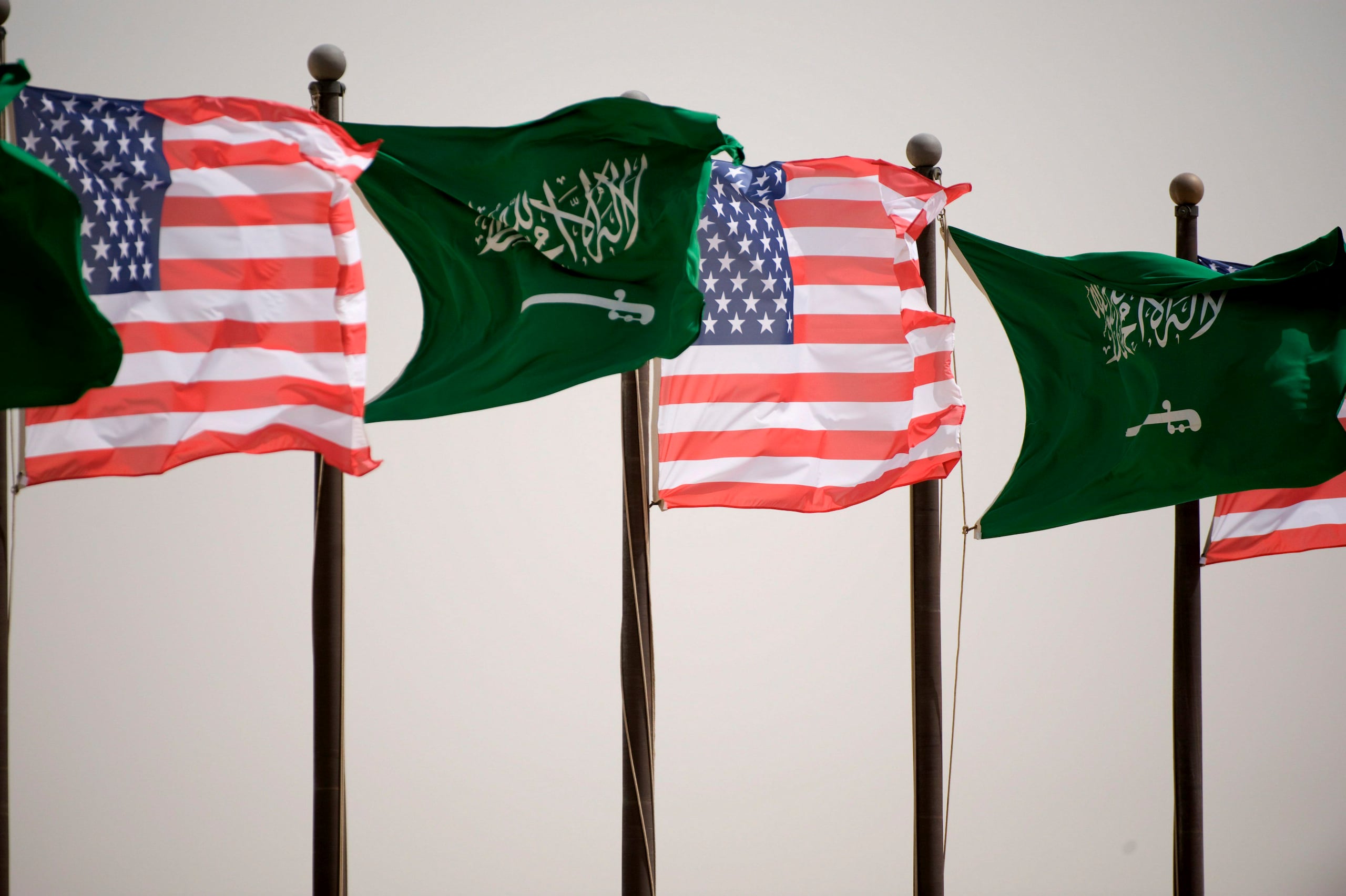 Fotografía de archivo en la que se captó un conjunto de banderas estadounidenses y saudíes, al ondear en el aeropuerto internacional Rey Jalid de Riad (Arabia Saudí). EFE/Matthew Cavanaugh