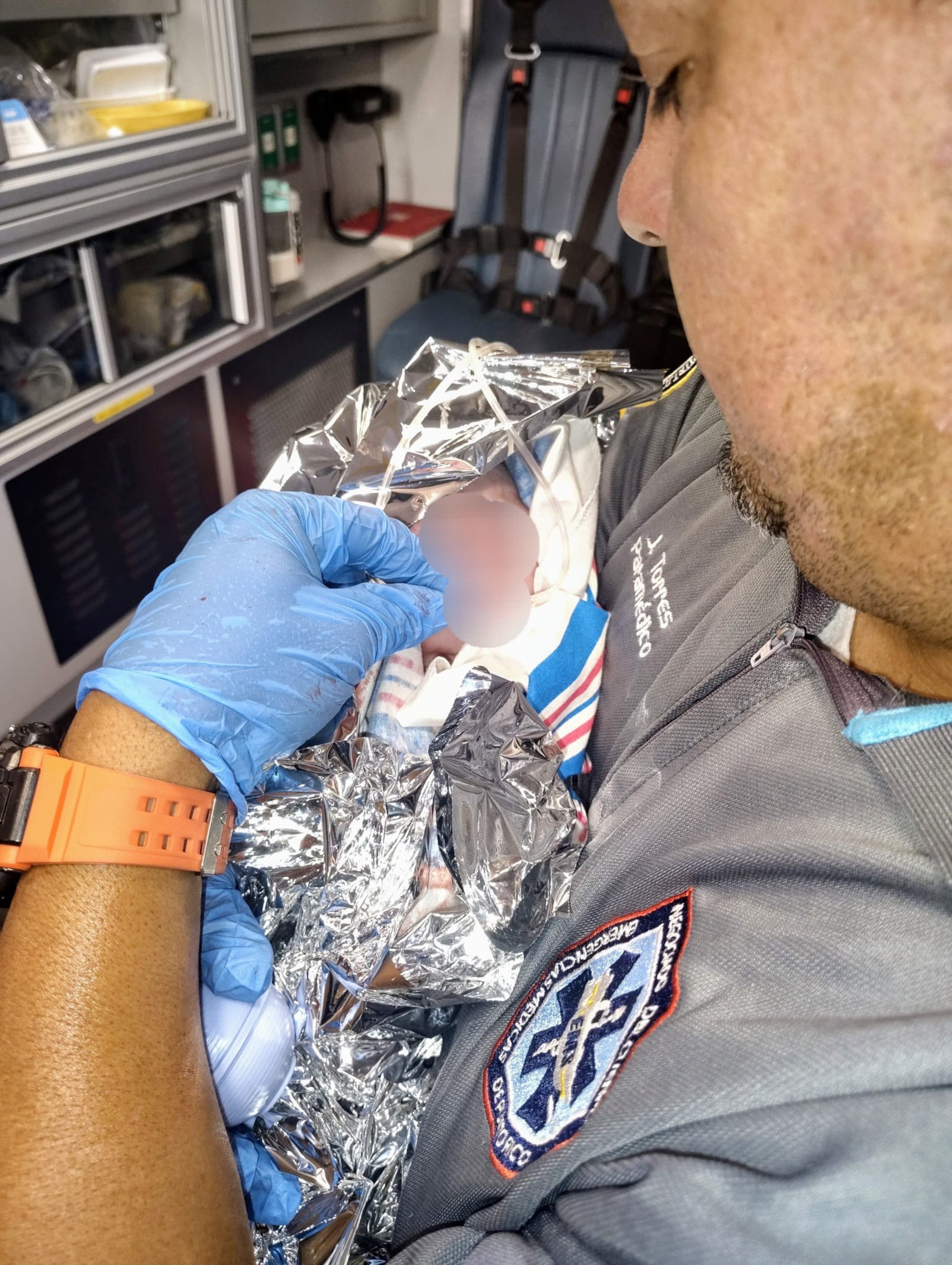 El parto se produjo en la camilla de la avioneta, mientras se hallaba aún estacionada en la pista del Aeropuerto de Vieques.