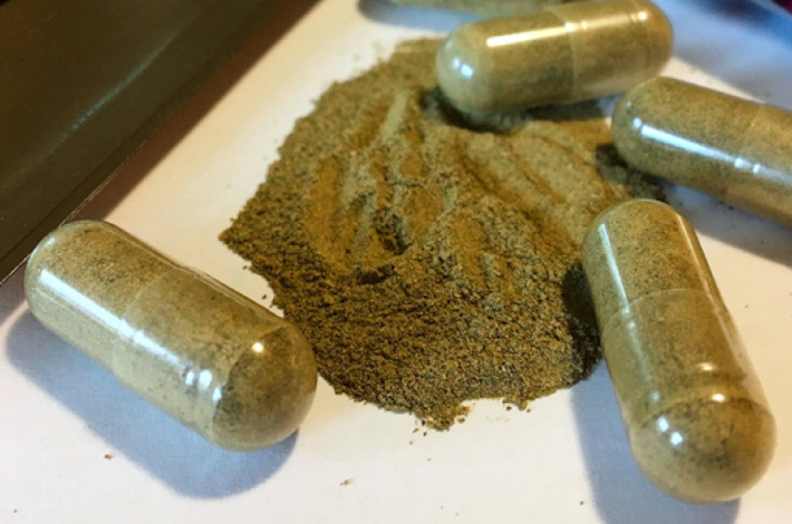 Cápsulas de kratom fotografiadas el 27 de septiembre de 2017 en Albany, Nueva York. (Foto AP/Mary Esch, archivo)