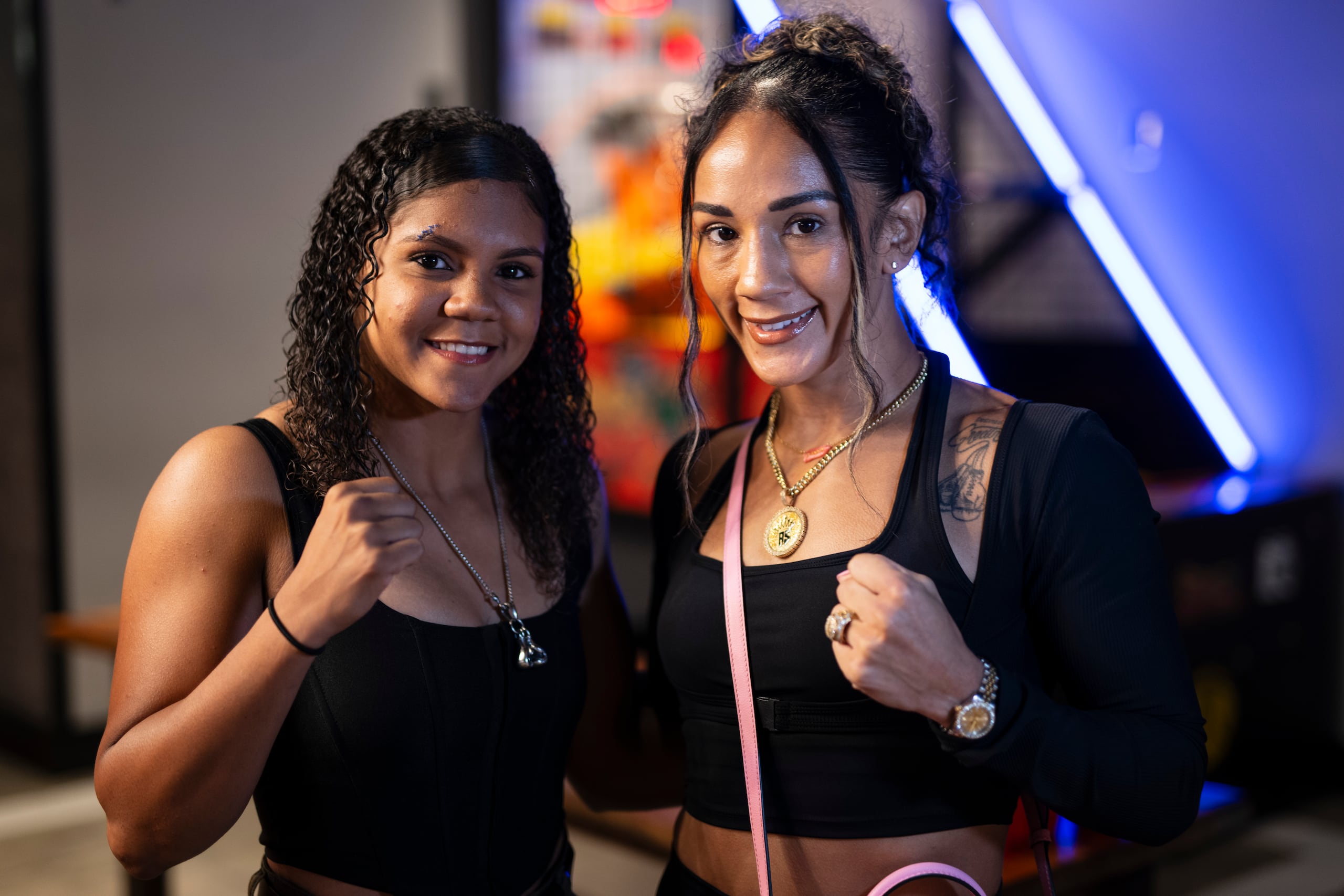 Krystal Rosado y Amanda Serrano posan para el lente de GFR Media en el Arena Medalla de Distrito T-Mobile en San Juan.