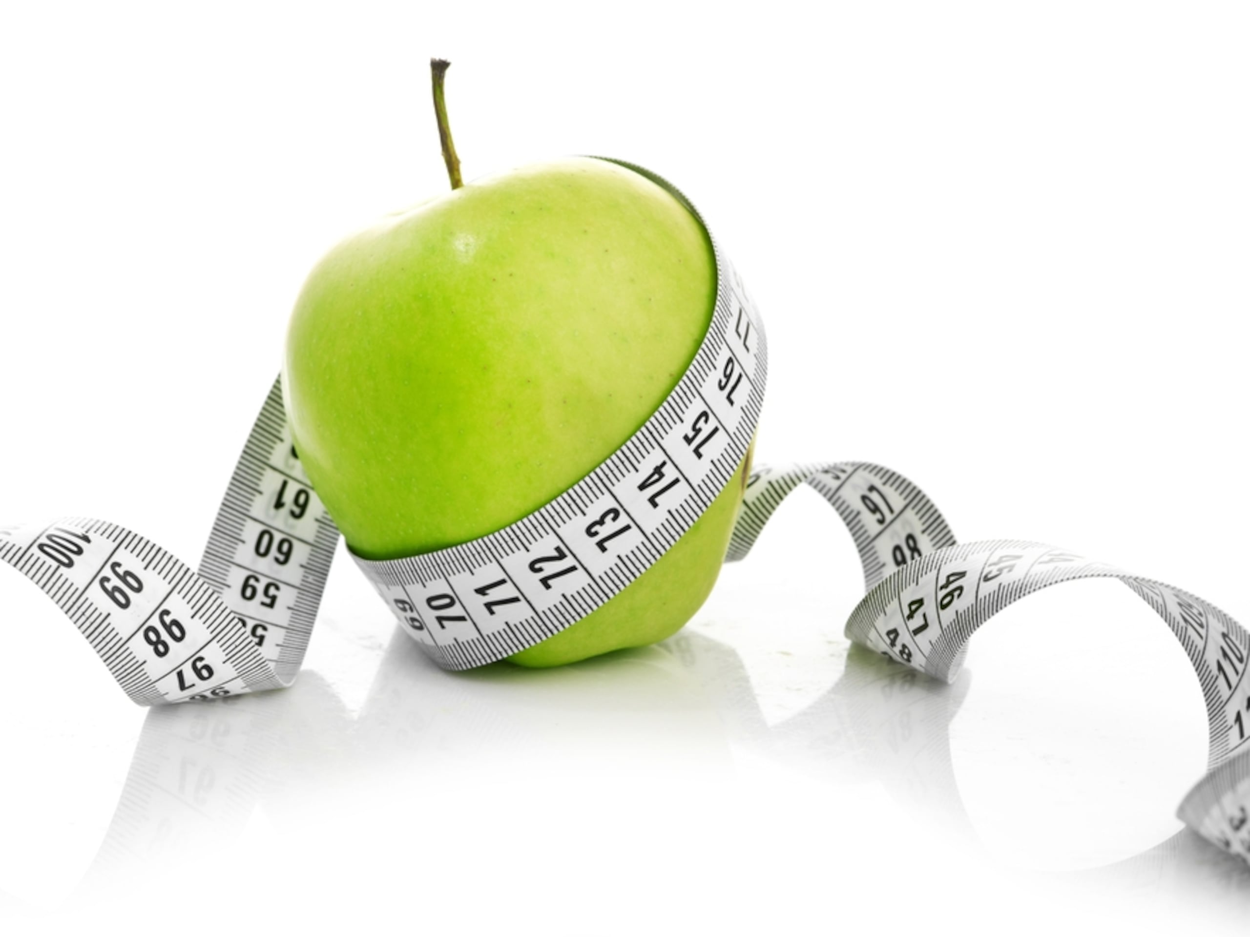 Factores como el estilo de vida, los niveles de actividad física, posibles trastornos alimentarios, patrones de sueño y el entorno socioeconómico se evalúan para determinar elementos adicionales que contribuyen al sobrepeso y la obesidad.