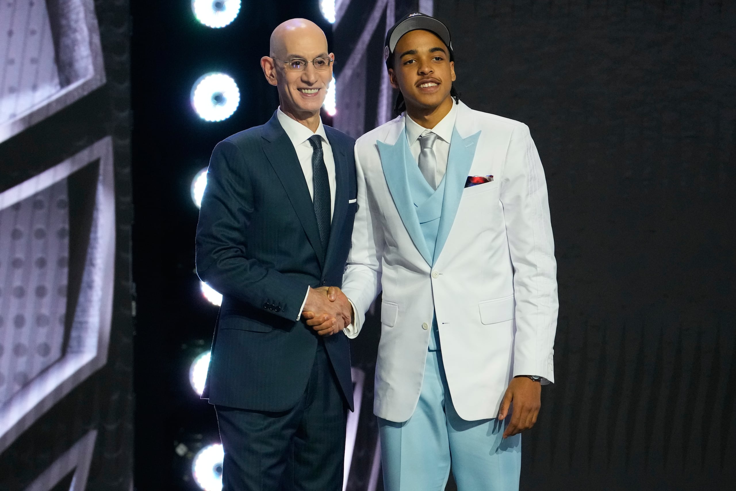 Mikel Brown Jr., a la derecha, posa junto al comisionado de la NBA, Adam Silver, tras ser seleccionado por Brooklyn en el Draft de la NBA 2026.