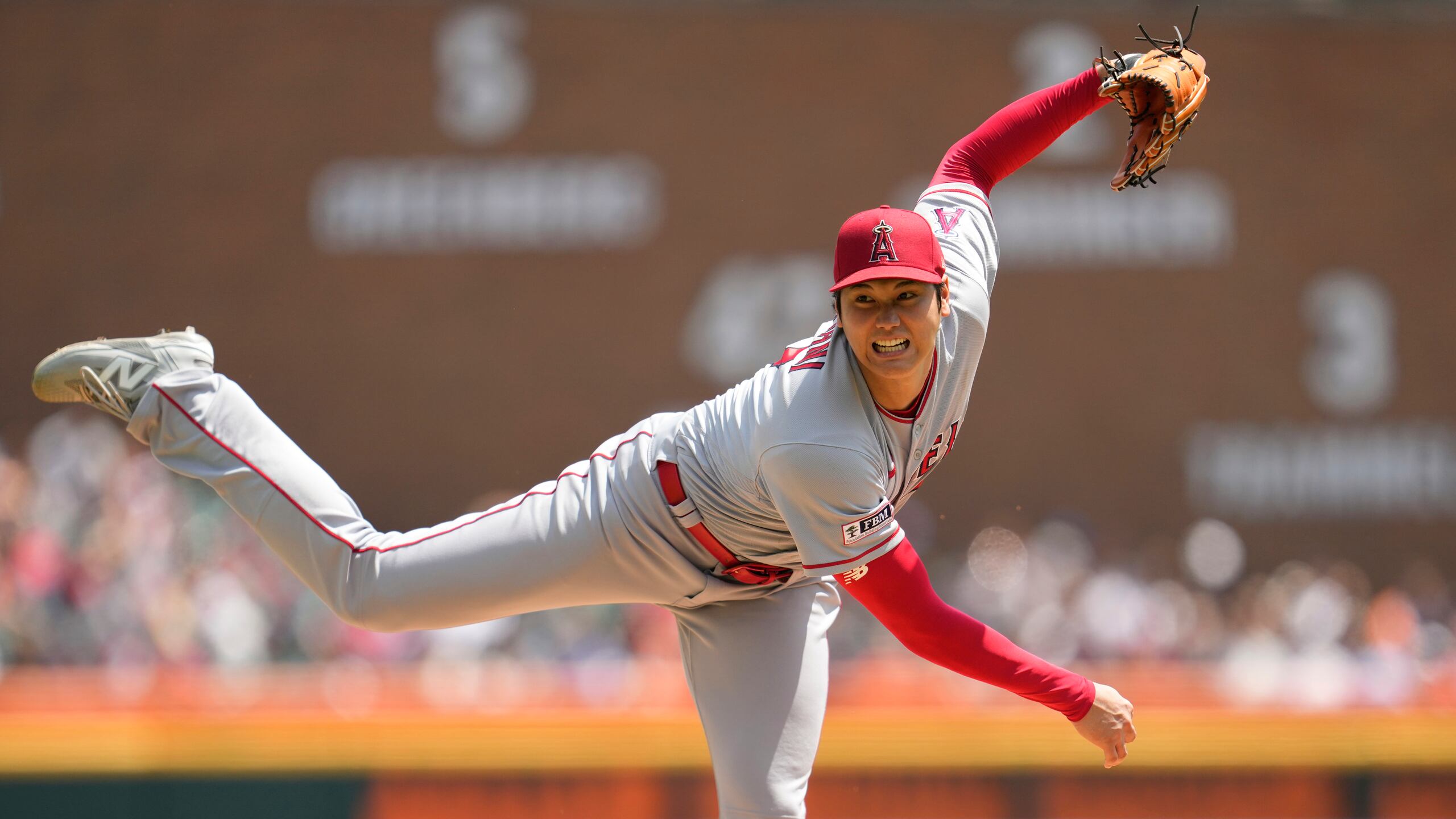 Shohei Ohtani hace un lanzamiento en la blanqueada que le lanzó a Detroit este jueves en la tarde.