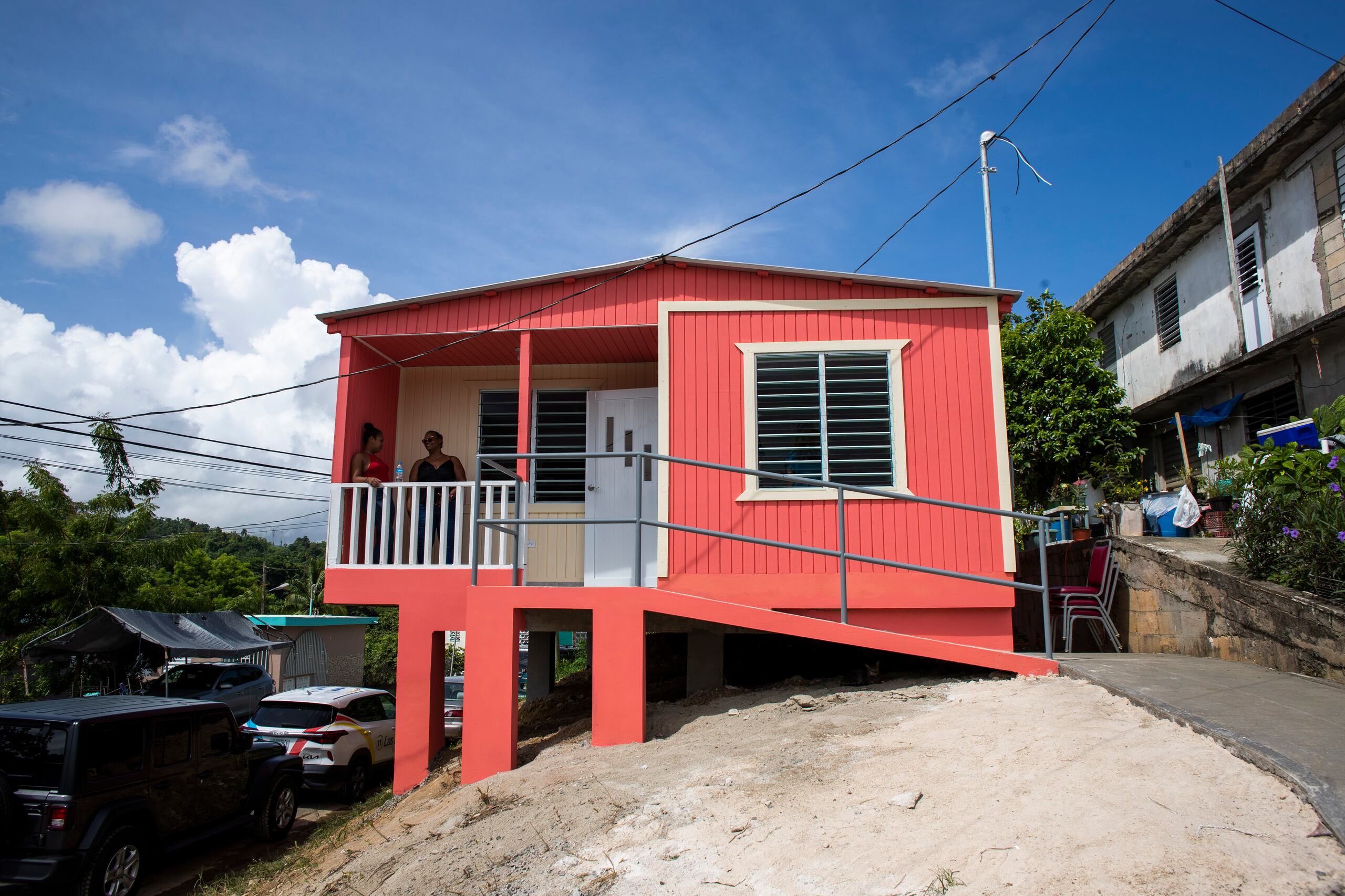 La vivienda cuenta con sala, cocina, dos cuartos y un baño.