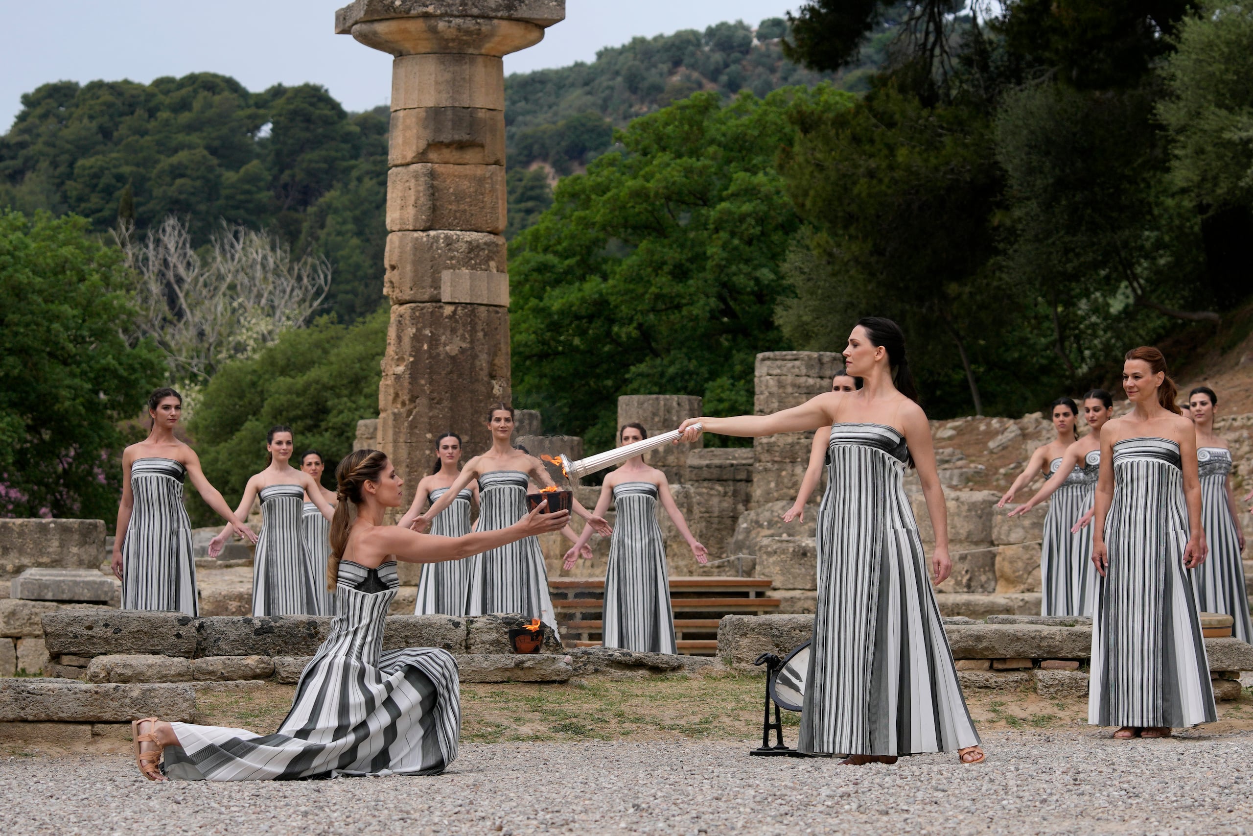 Actrices participan en la ceremonia oficial de encendido de la llama para los Juegos Olímpicos de París, en la Antigua Olimpia, Grecia, el martes 16 de abril de 2024.