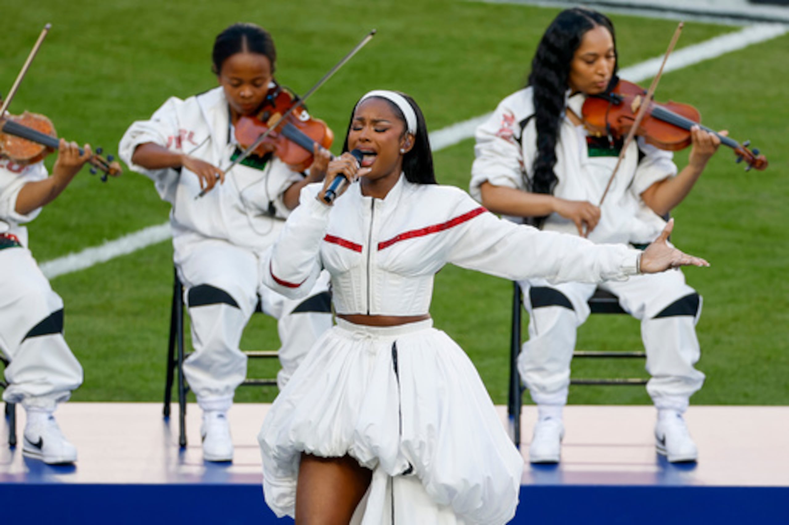 La ganadora de un Grammy Coco Jones interpreta "Lift Every Voice and Sing" durante los festejos previos al partido de la Super Bowl LX entre los Seattle Seahawks y los New England Patriots en Santa Clara, California, el domingo 8 de febrero de 2026. (Scott Strazzante/San Francisco Chronicle vía AP)