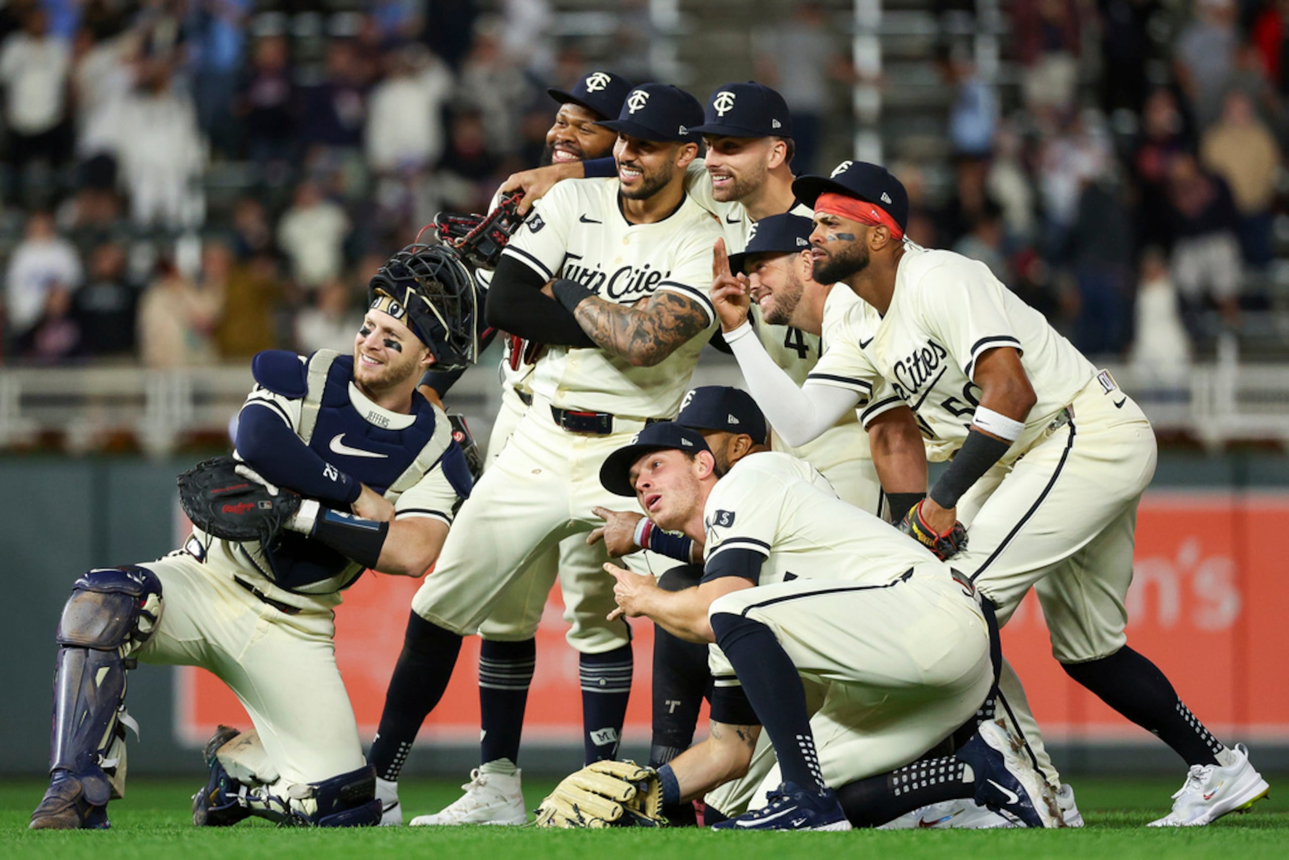 Jugadores de los Twins de Minnesota celebran luego de la victoria ante los Red Sox de Boston.