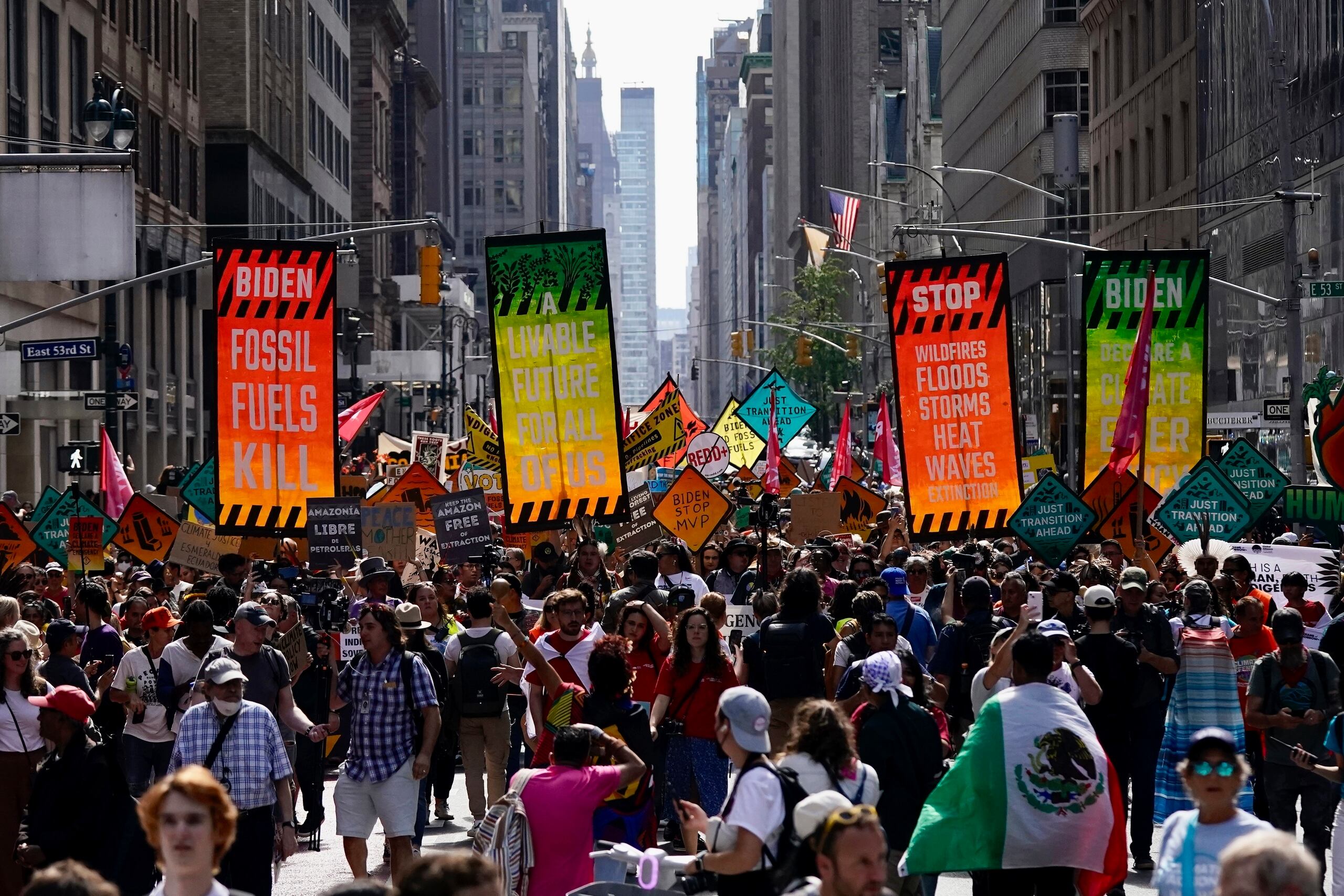 Activistas contra el cambio climático protestan en Madison Ave por las políticas energéticas y el uso de combustibles fósiles, en Nueva York, el domingo 17 de septiembre de 2023. (AP Foto/Bryan Woolston)