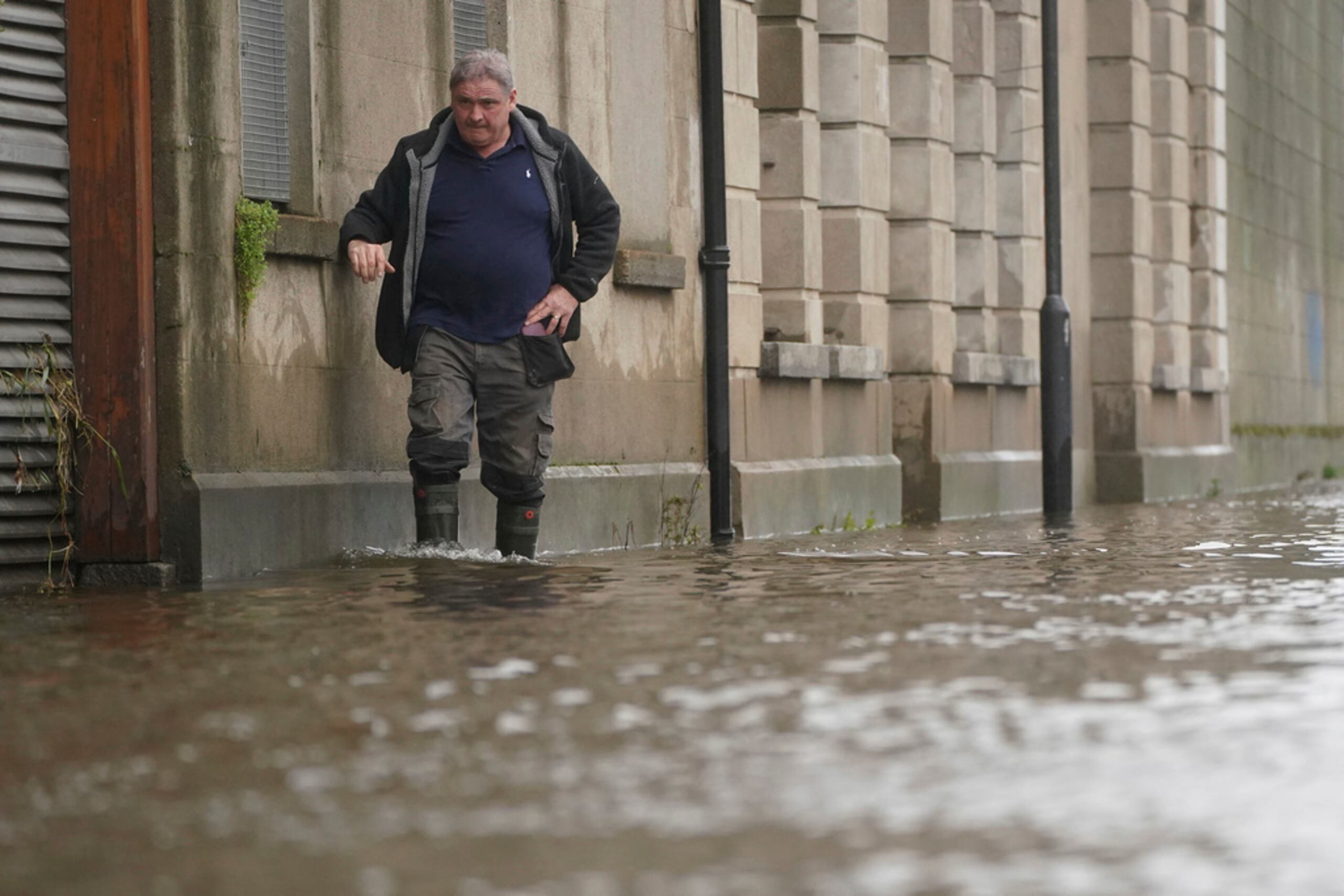 Efectos de la tormenta Ciarán en Newry Town, Irlanda del Norte, este 1 de noviembre.