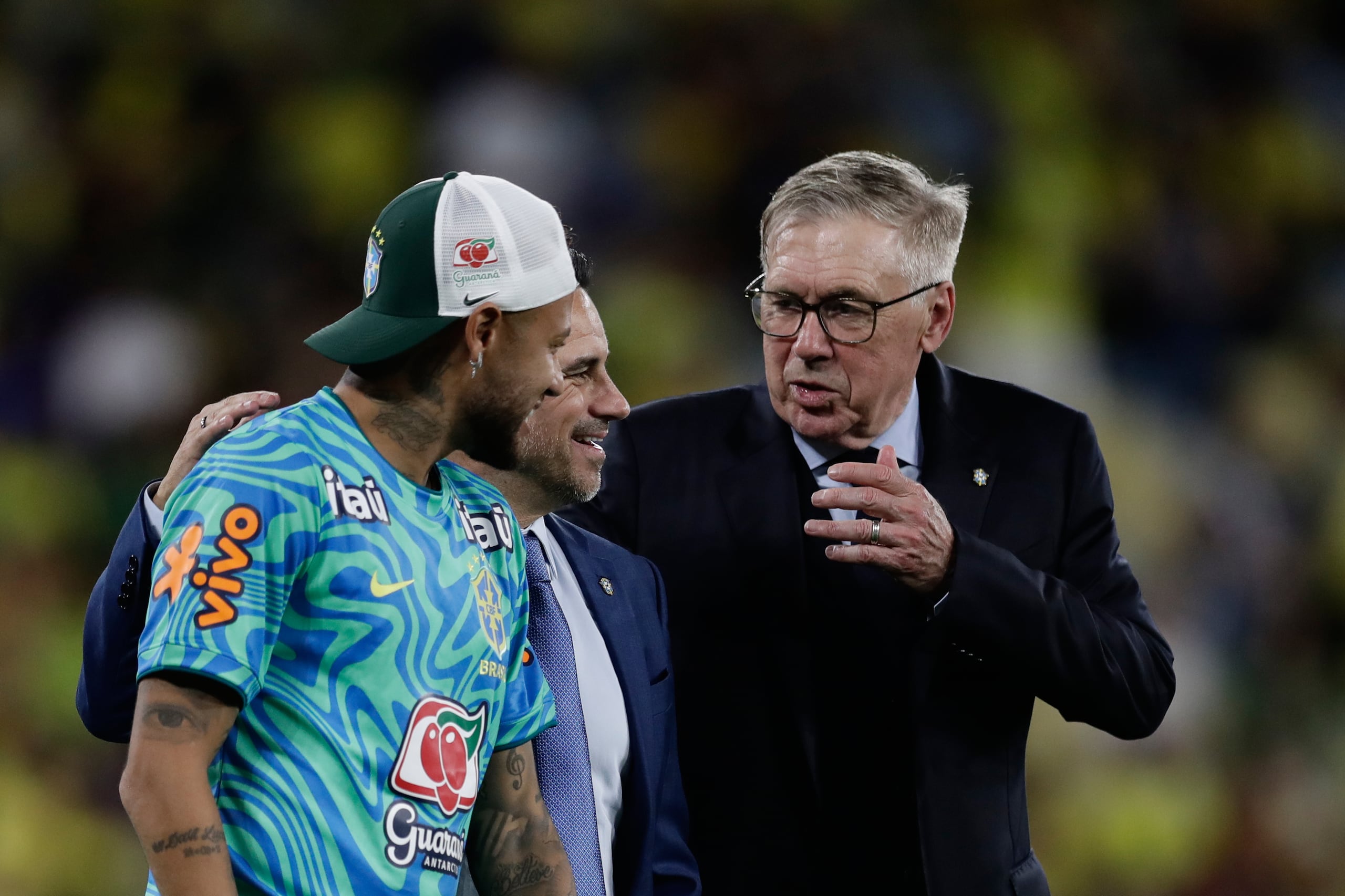 El técnico de Brasil, Carlo Ancelotti, (derecha) conversa con Neymar (izquierda) al final del partido amistoso contra Panamá.