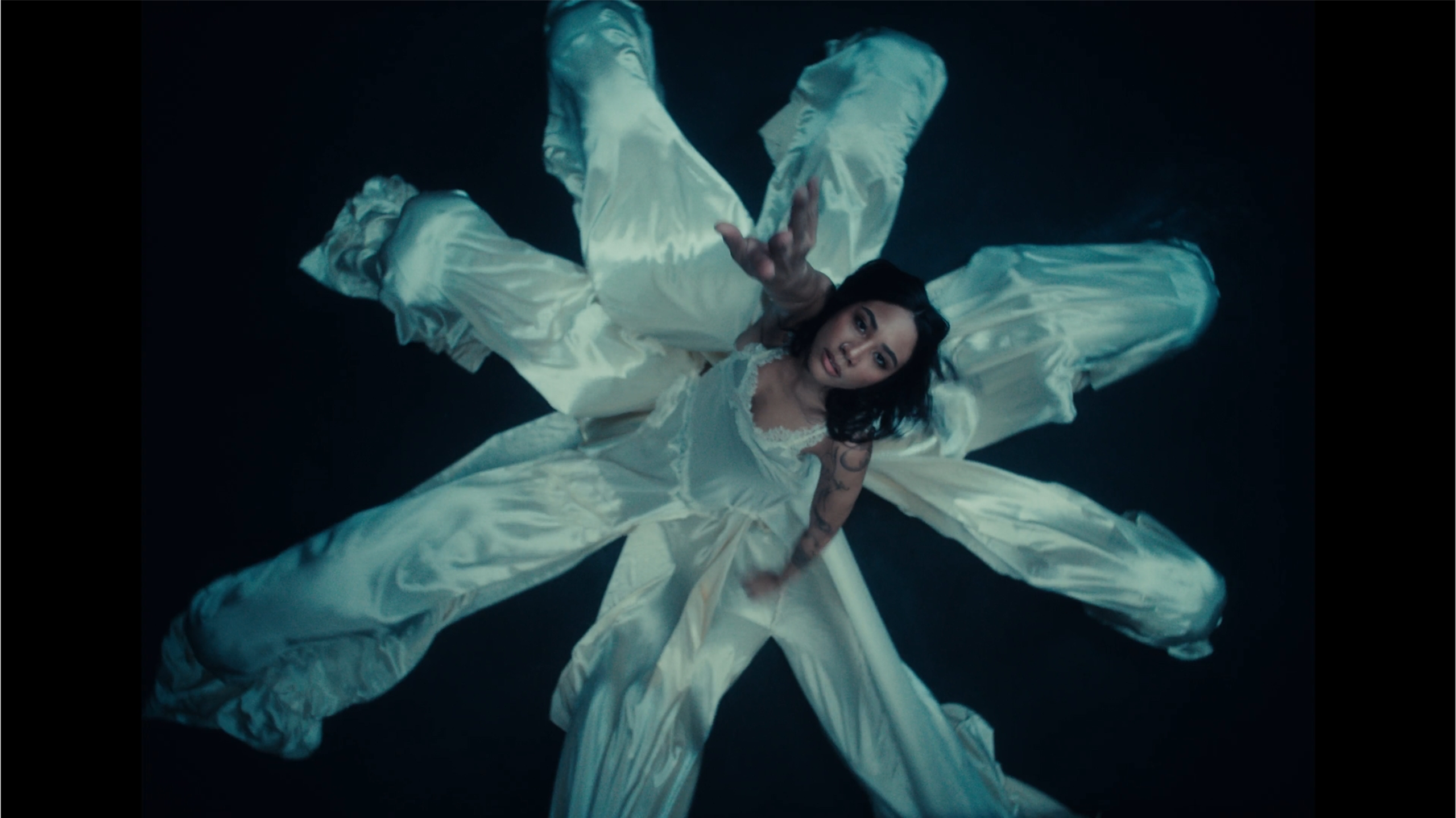El álbum cuenta con 16 canciones.