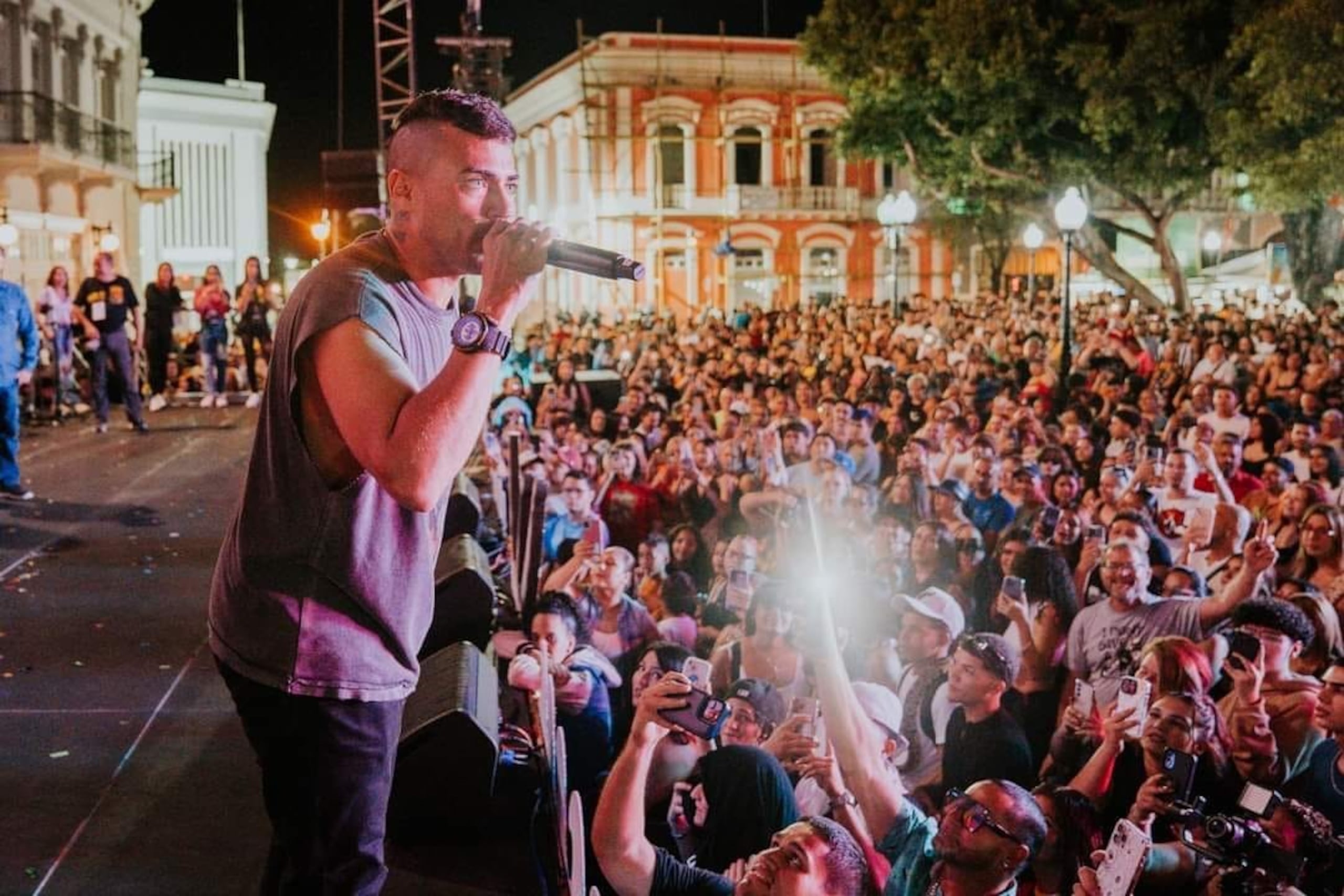 El público disfrutó de la fuerza entusiasta del intérprete Jovani Vázquez en tarima.