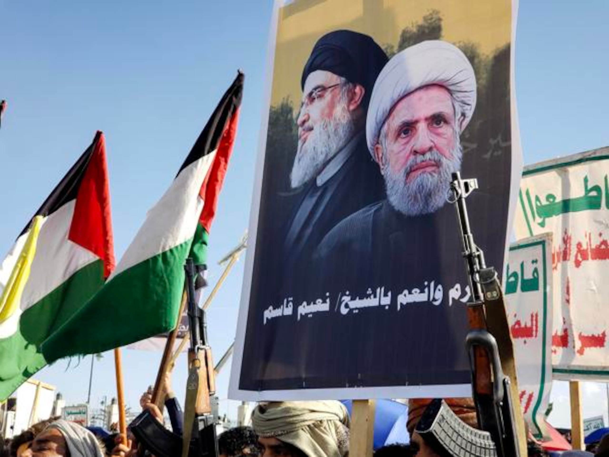 Imagen de archivo de una manifestación con la imagen del líder de Hizbulá, Naim Qassem, y del fallecido Hassan Nasrallah.EFE/EPA/YAHYA ARHAB