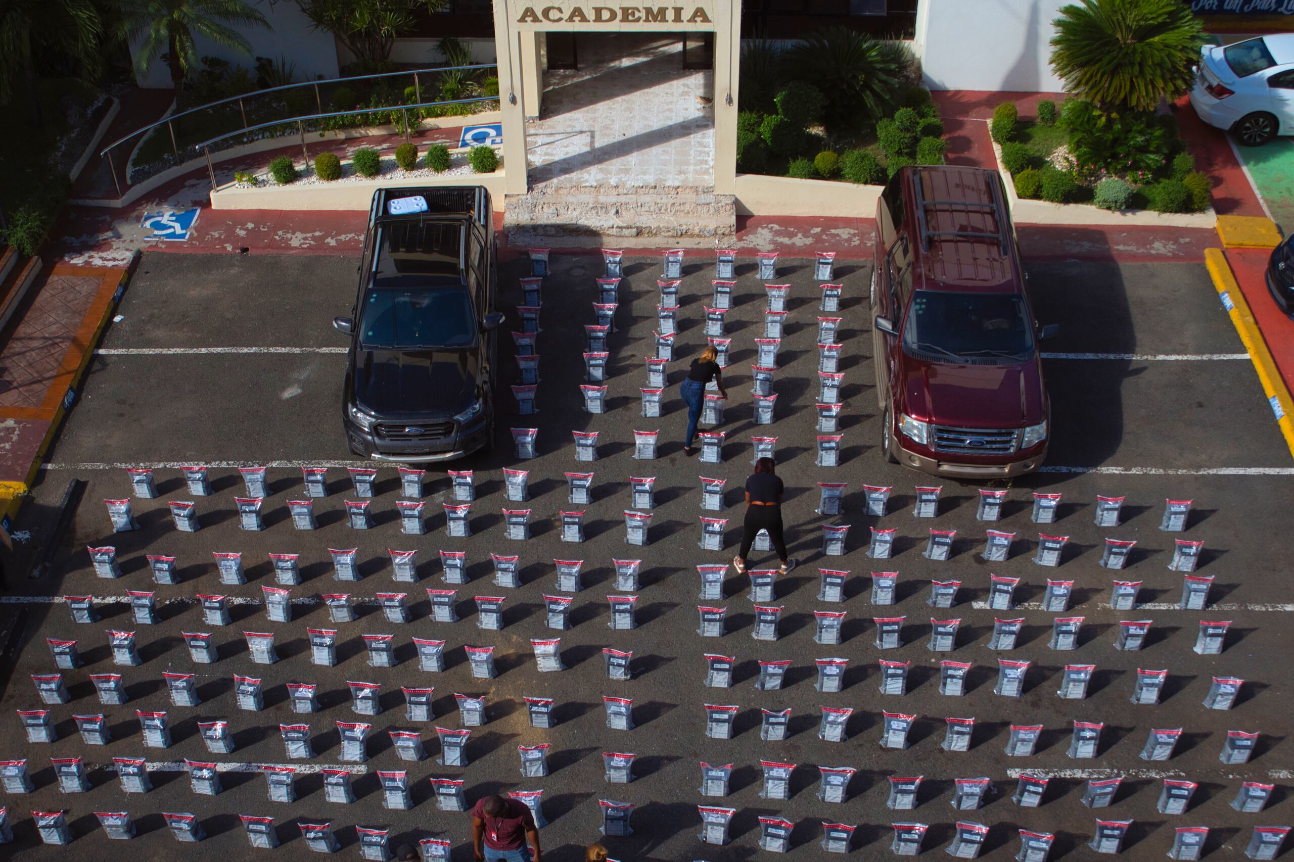 La Dirección Nacional de Control de Drogas (DNCD) de República Dominicana, incautó 1,435 paquetes de cocaína, tres vehículos de motor y una embarcación.