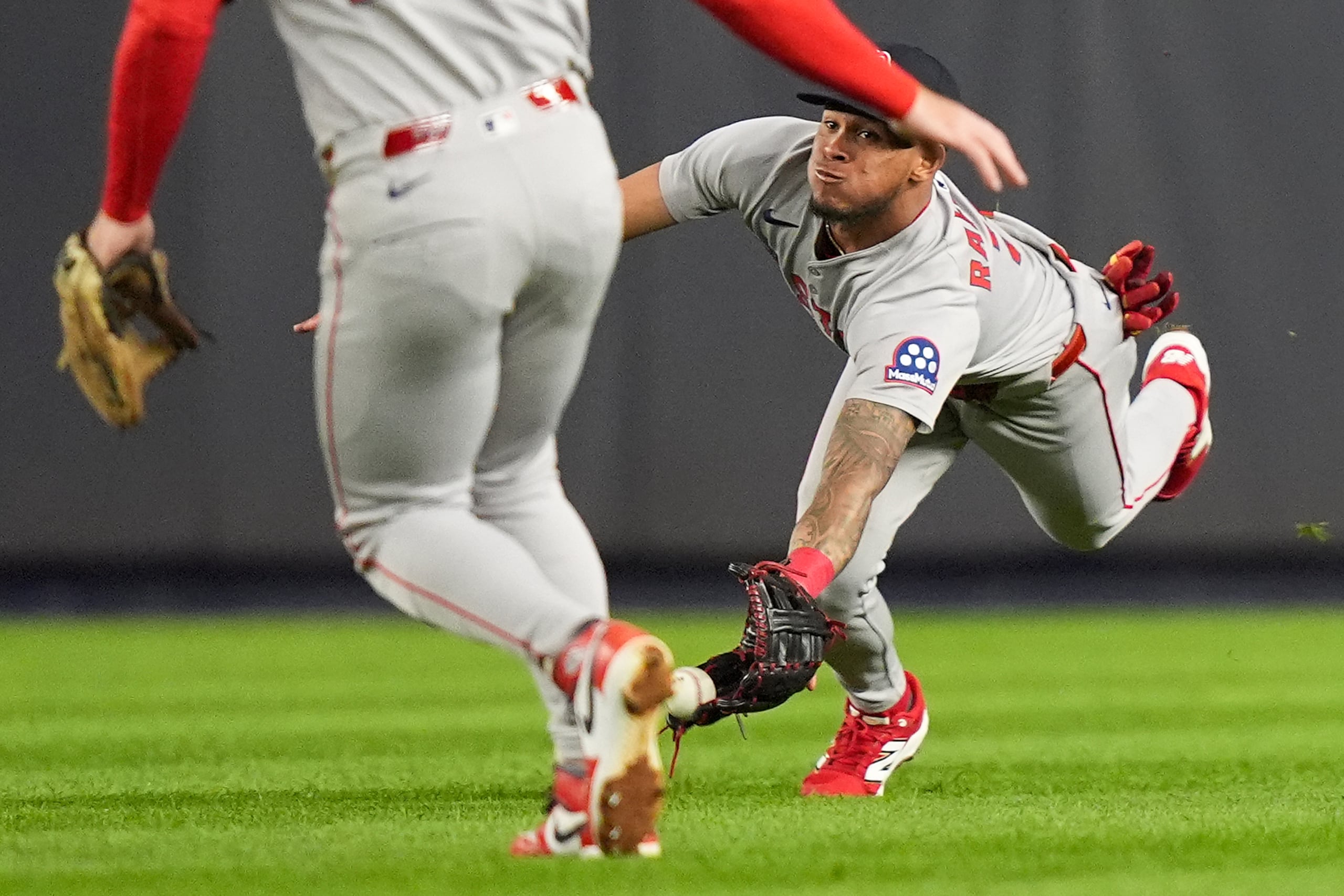 Ceddanne Rafaela falla en atrapar un elevado de Cody Bellinger durante la decisiva cuarta entrada del partido decisivo de la serie de comodines entre los Red Sox y los Yankees.