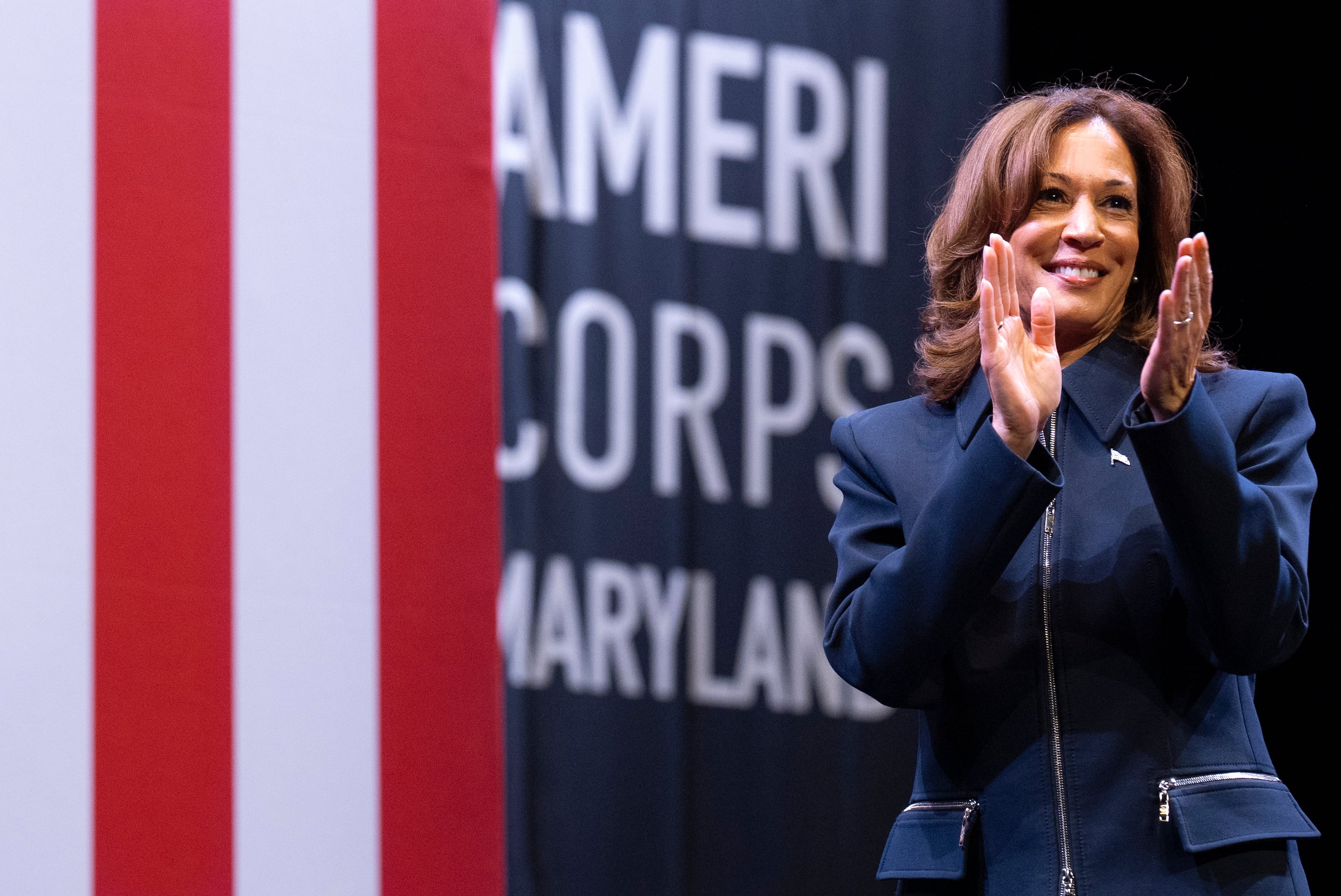 La vicepresidenta Kamala Harris habla a estudiantes y recién graduados en el Prince George's Community College, en Largo, Maryland, el martes 17 de diciembre de 2024. (Foto AP/Jacquelyn Martin)