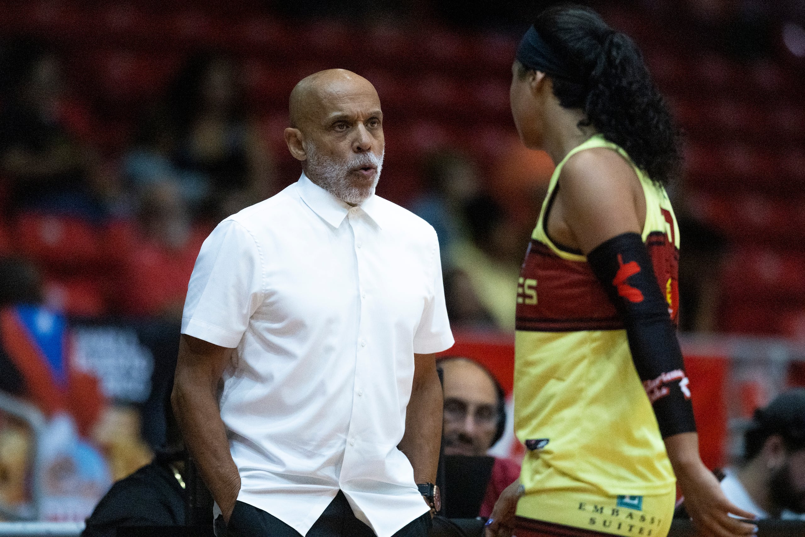 Carlos Calcaño dirigiendo a las Gigantes.