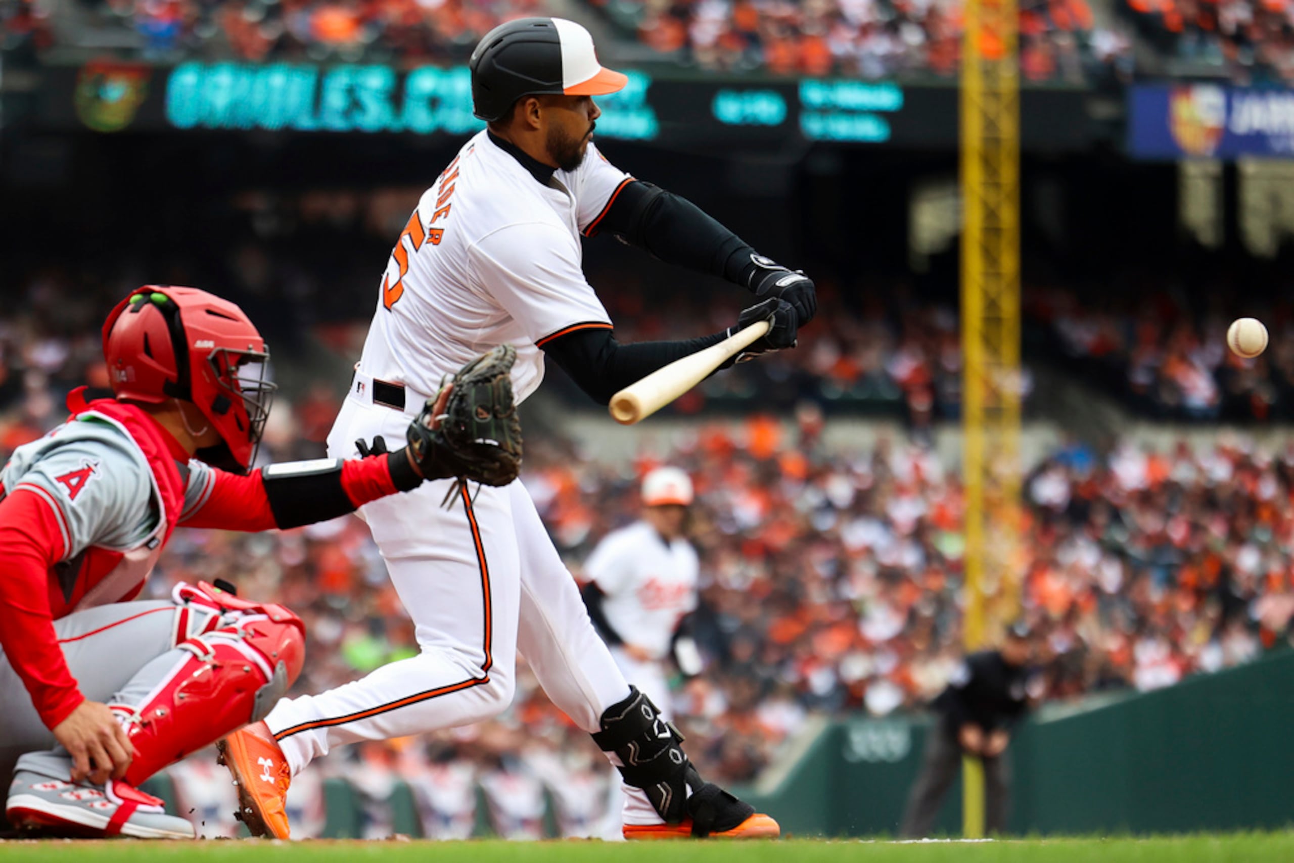 El venezolano Anthony Santander, de los Orioles de Baltimore, hace un swing en el juego ante los Angels de Los Ángeles.