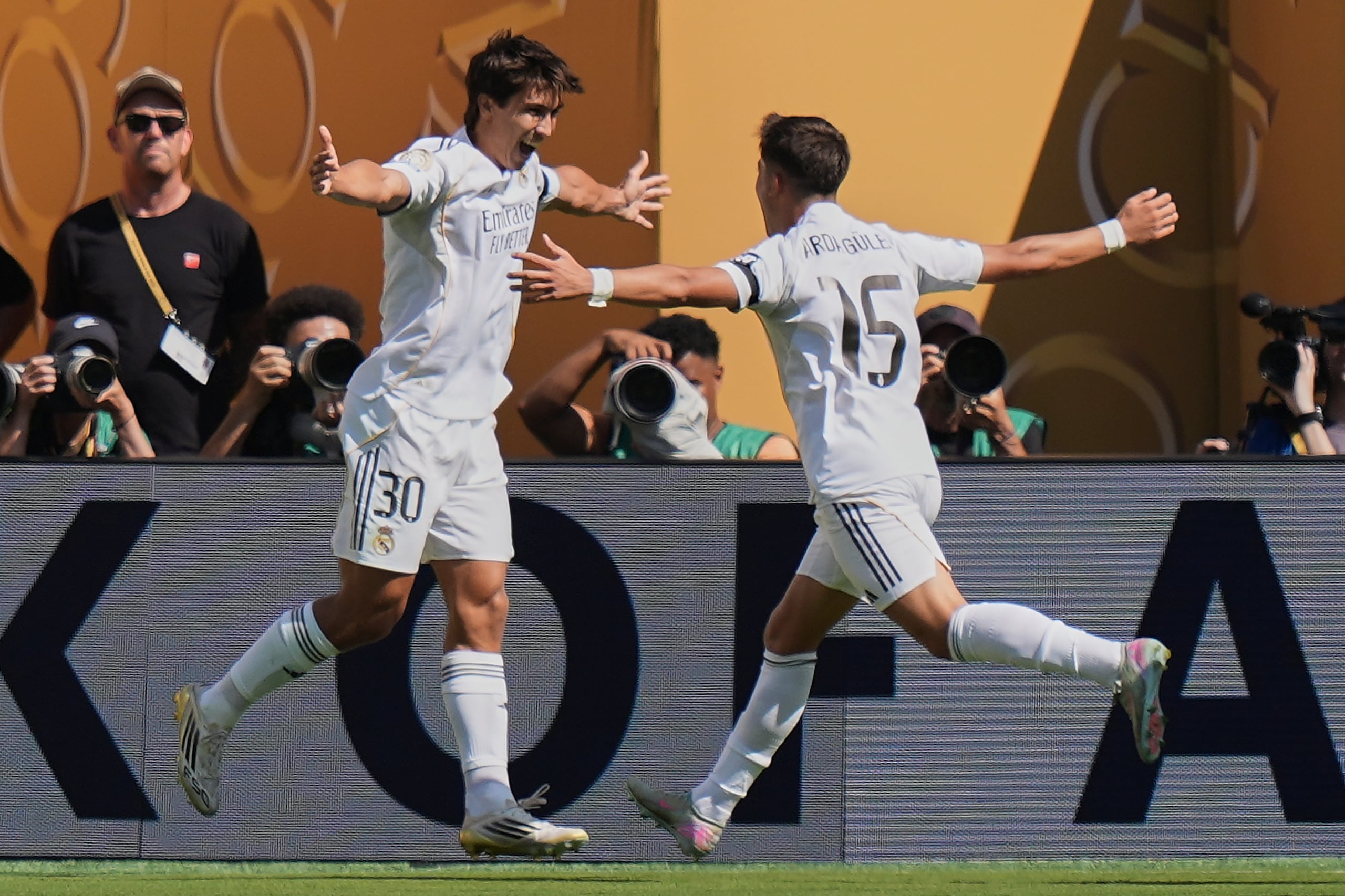 Gonzalo García (izquierda) y Arda Guler celebran tras el gol de García para el Real Madrid ante Borussia Dortmund en los cuartos de final del Mundial de Clubes.