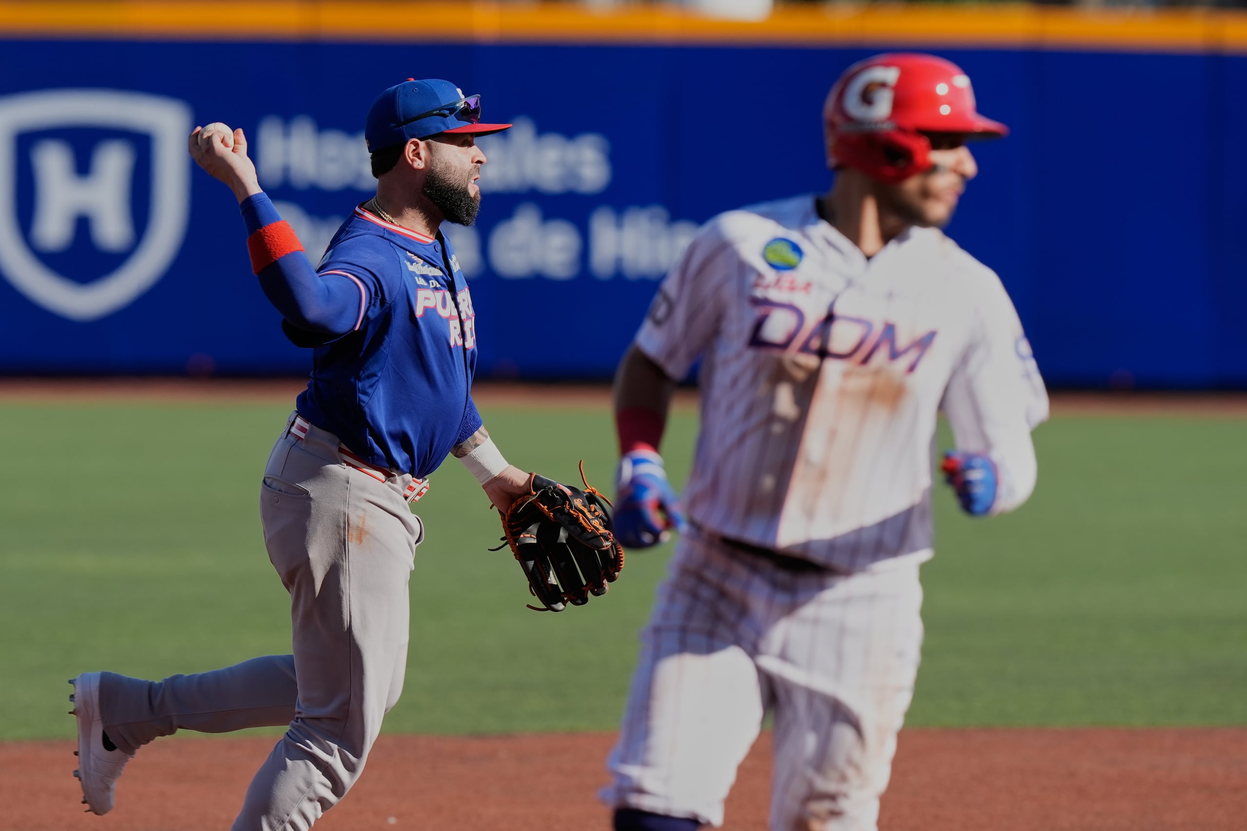 Emmanuel Rivera realiza un tiro a primera en el partido de esta tarde frente a República Dominicana.