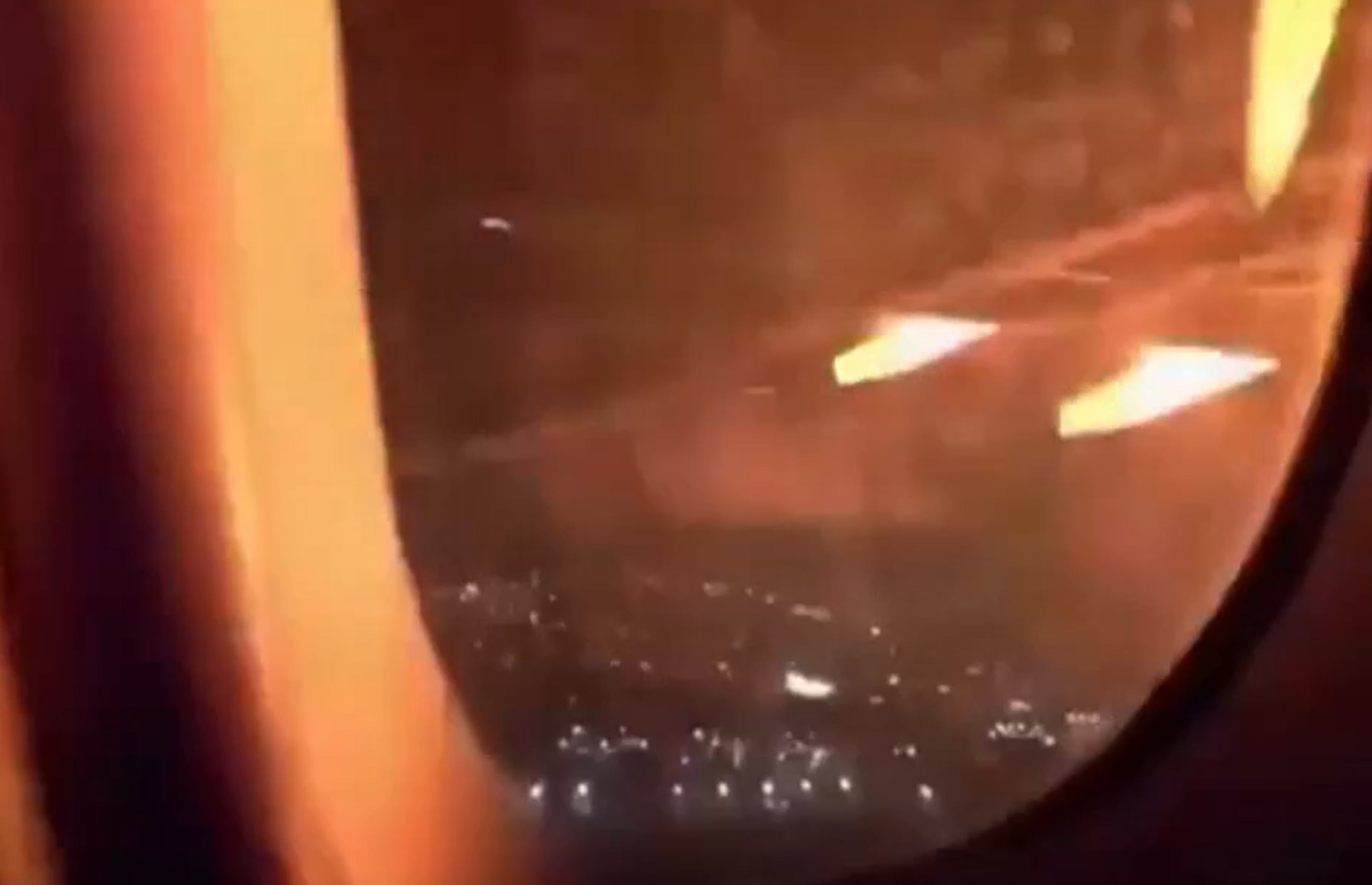 El incidente no provocó heridos y el avión pudo aterrizar a los pocos minutos en el aeropuerto, donde fue recibido por un equipo antiincendios, mientras que los pasajeros fueron llevados en autobús de vuelta a la terminal.